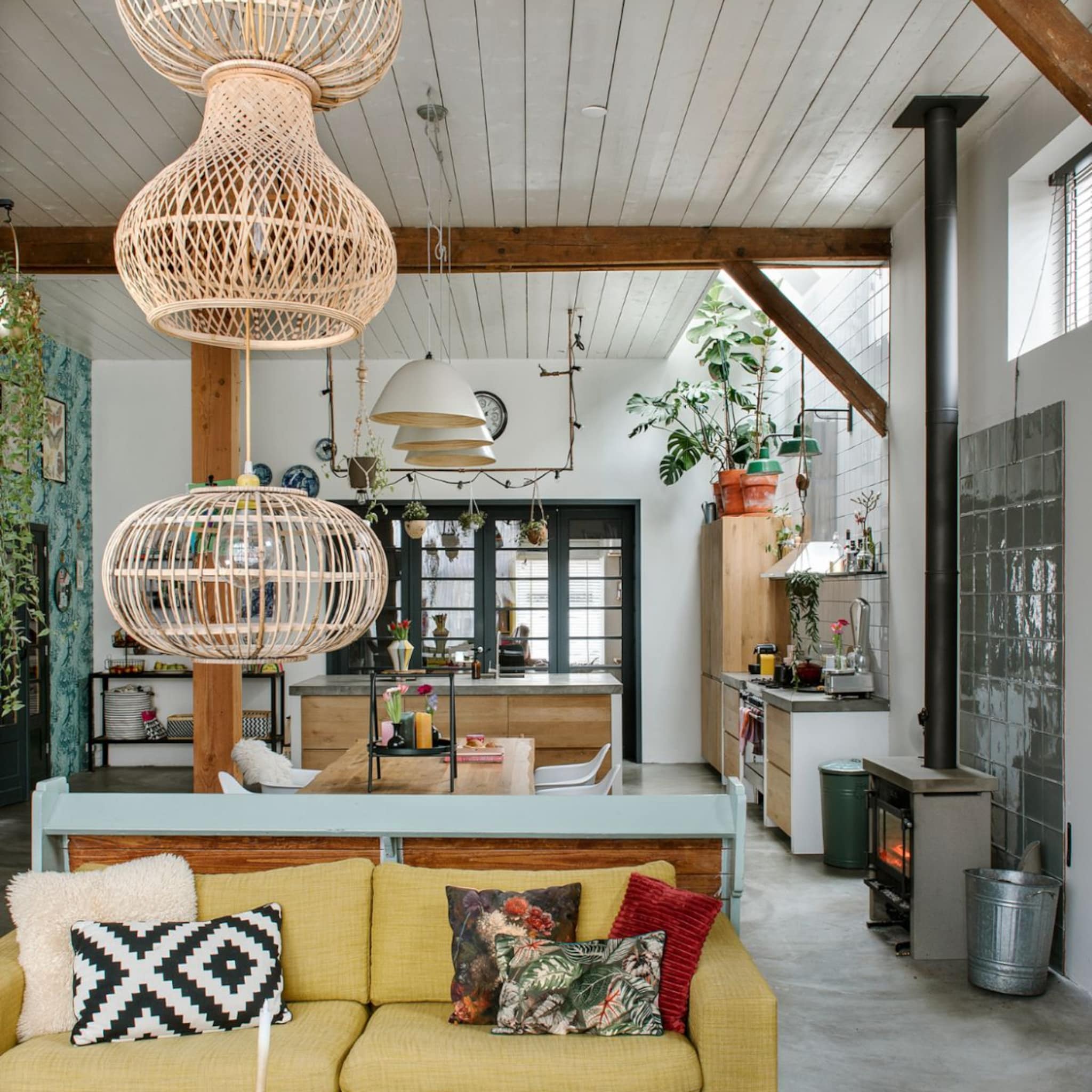 Woonkamer met bohemian en vintage meubels