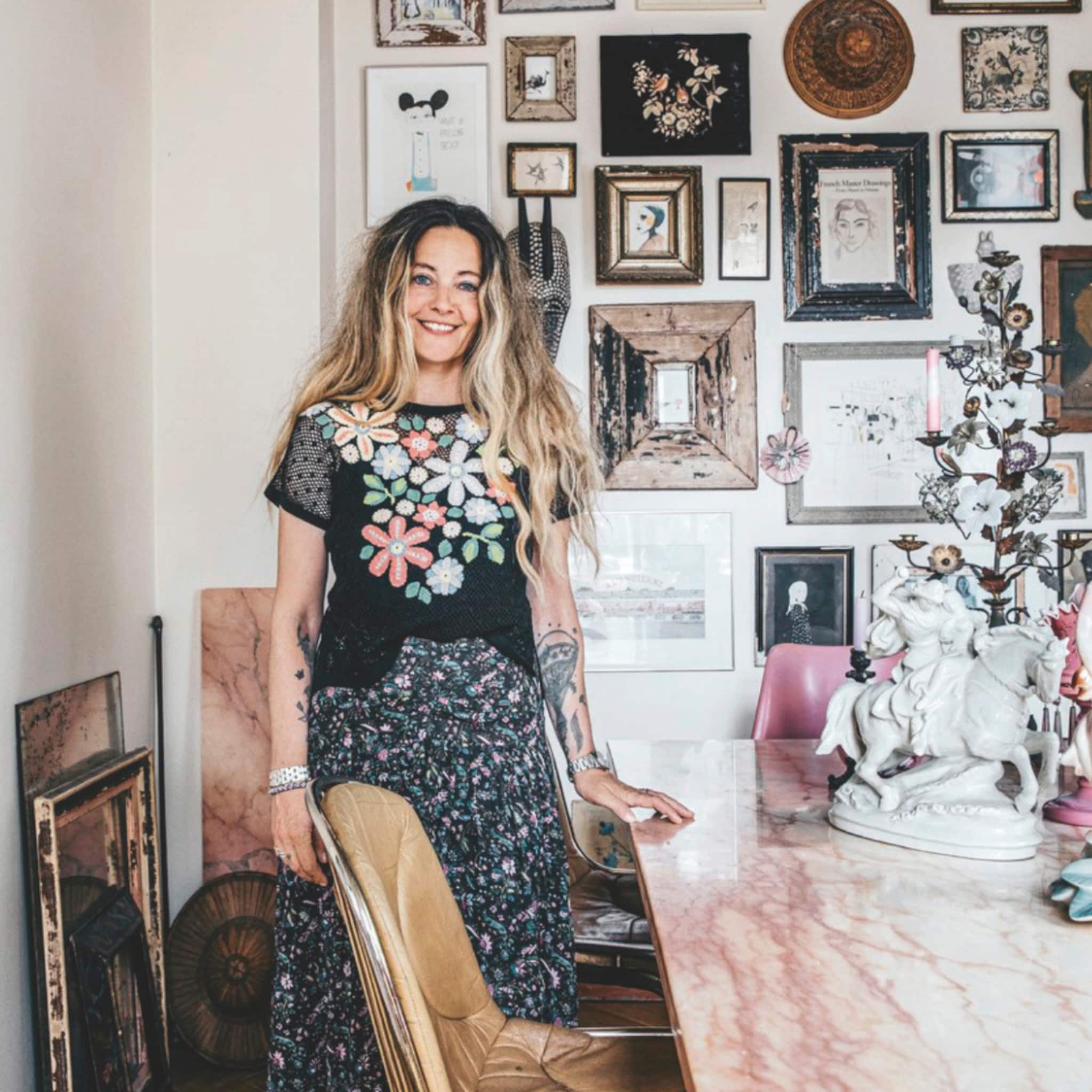 Binnenkijken in Kopenhagen met een vintage interieur vol lijsten en spiegels aan de wand