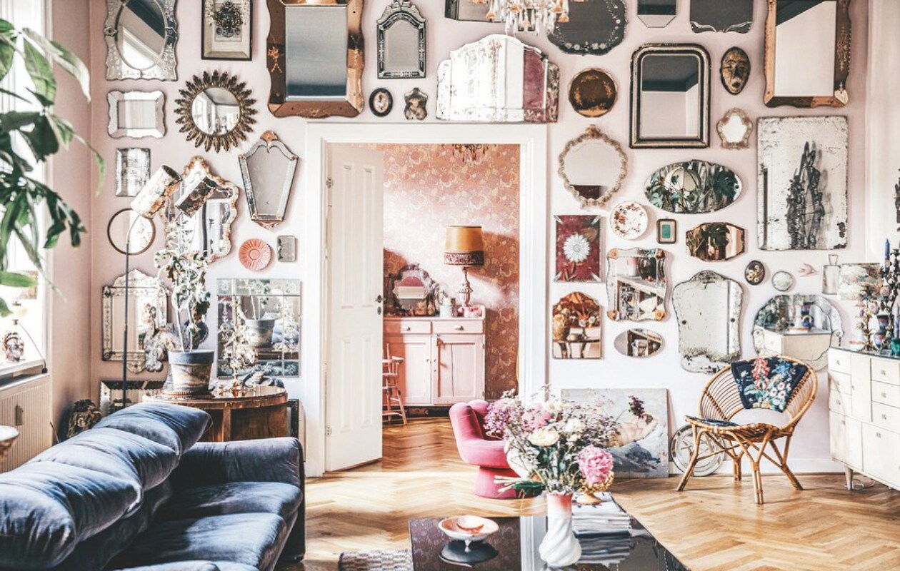 Woonidee: een statement maken met een vintage spiegelwand vtwonen 11-2024 | styling Lina Vertus | fotografie Isabell Wedin
