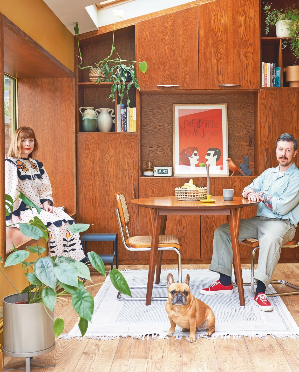 Eetkamerstoelen vintage. Kruk en bloempot Ferm Living. Vloerkleed Zara Home. Eettafel West Elm. Op maat gemaakte teakhouten wandkast David March Furniture. Poster van Mucha Ihnatowicz via Projekt 26. vtwonen 11-2024 | productie Living Inside | fotografie claire bingham