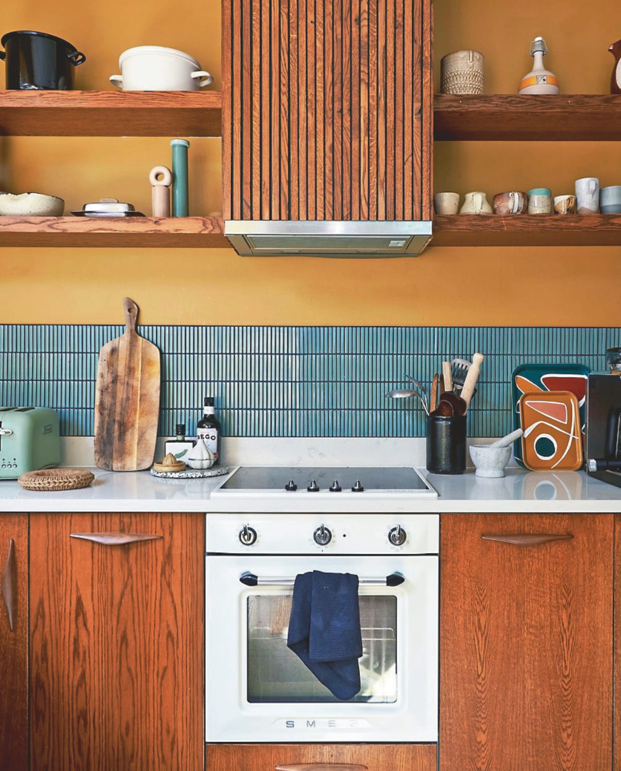 Op maat gemaakte keuken David March Furniture. Vloer- en muurtegels Mosaic Factory. Muurverf India Yellow van Farrow & Ball, poster Object. vtwonen 11-2024 | productie Living Inside | fotografie claire bingham