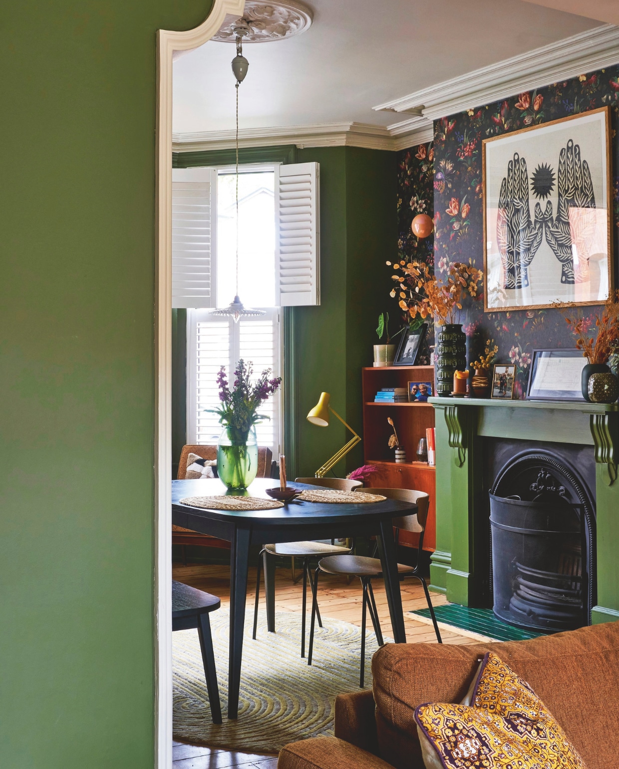 Gele lamp Anglepoise. Behang House of Hackney. Kunst boven schouw via Object. Vloerkleed Anthropologie. Eettafel Habitat. Stoelen Ferm Living. Overig vintage. vtwonen 11-2024 | productie Living Inside | fotografie claire bingham