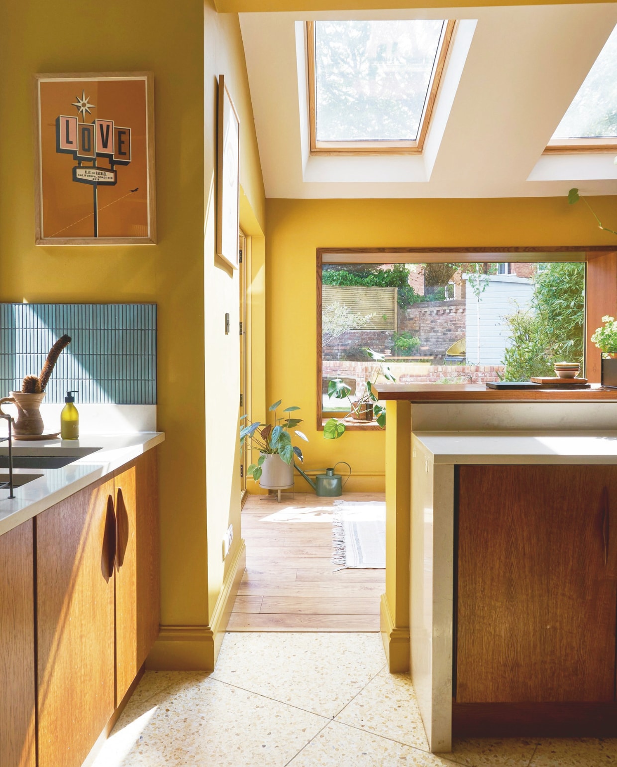 Op maat gemaakte keuken David March Furniture. Vloer- en muurtegels Mosaic Factory. Muurverf India Yellow van Farrow &amp; Ball, poster Object. vtwonen 11-2024 | productie Living Inside | fotografie claire bingham