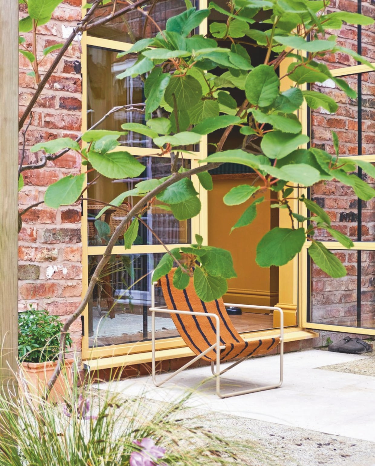 Tuinstoel Ferm Living. vtwonen 11-2024 | productie Living Inside | fotografie claire bingham