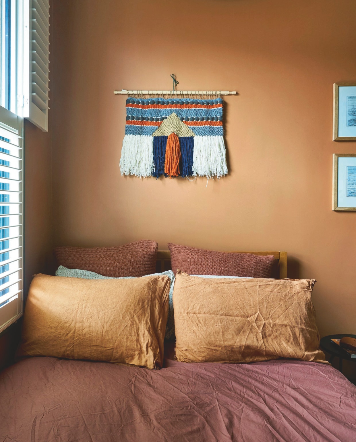Kunst aan muur Real Fun Wow. Beddengoed Zara Home. Wandlamp Ferm Living. vtwonen 11-2024 | productie Living Inside | fotografie claire bingham