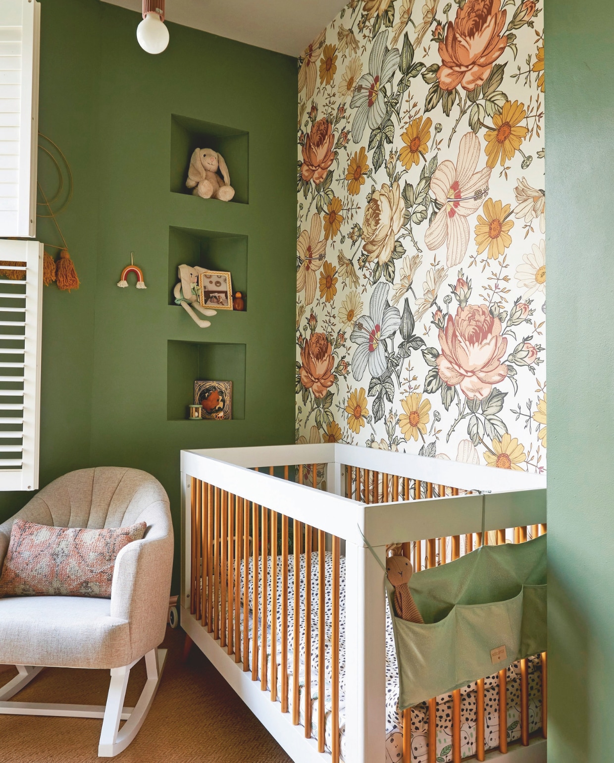 Vergelijkbaar ledikant Maisons du Monde. Fauteuil The Natural Baby Company. Beddengoed H&amp;M Home. Lamp Hübsch. Behang Munks and Me. Muurverf Breakfast Room Green van Farrow &amp; Ball. vtwonen 11-2024 | productie Living Inside | fotografie claire bingham
