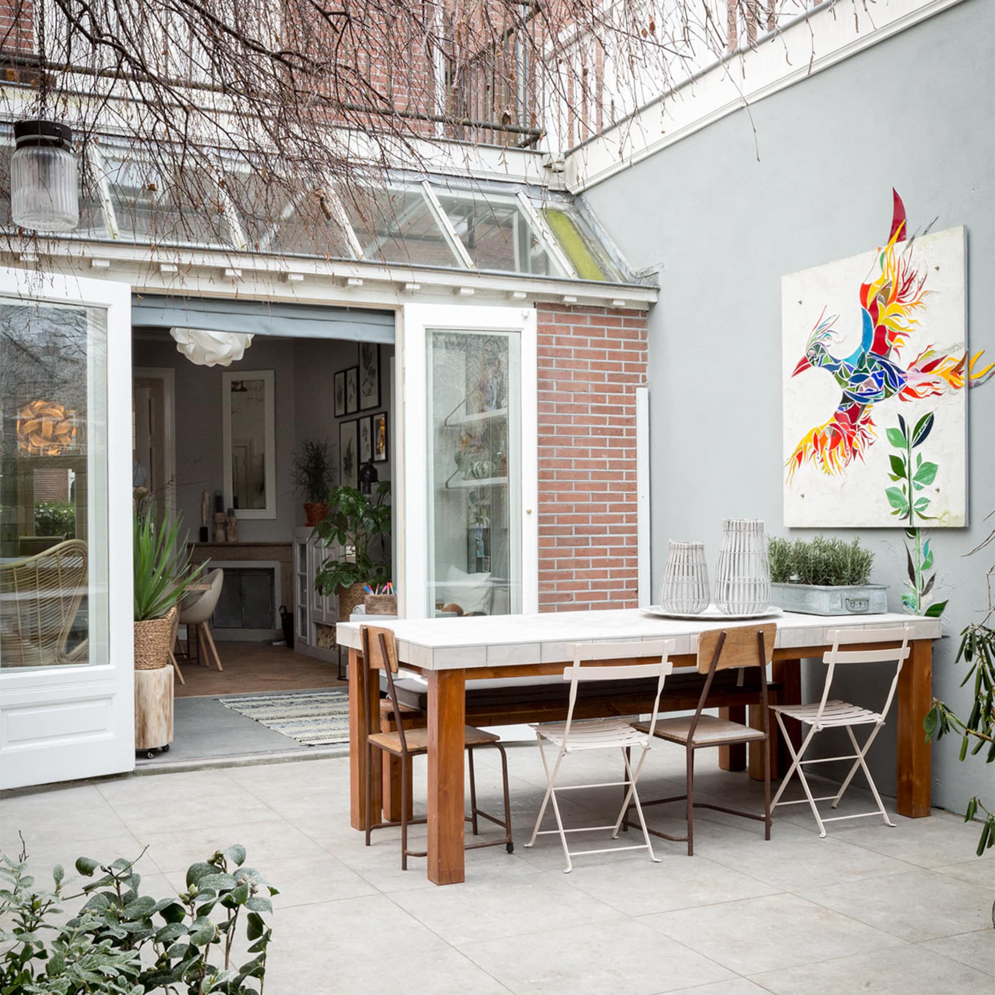 Tuin met een blauwe buitenmuur