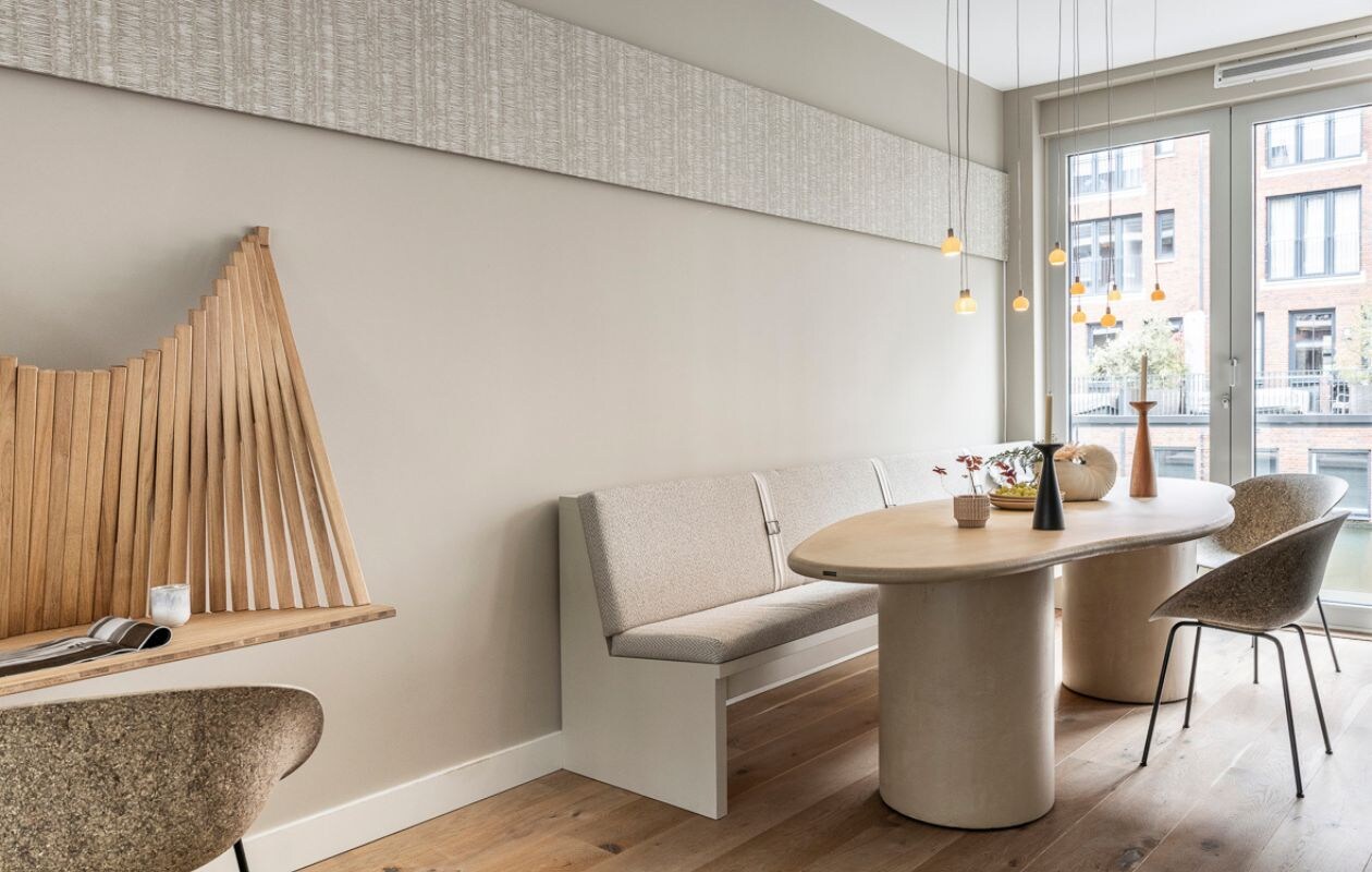 Weer verliefd op je huis aflevering 7 seizoen 21 2024, Frans in Amsterdam, eethoek Weer verliefd op je huis aflevering 7 seizoen 21 2024 | styling Frans Uyterlinde | fotografie Margriet Hoekstra