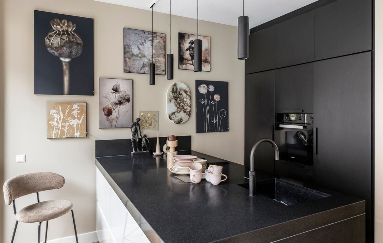Weer verliefd op je huis aflevering 7 seizoen 21 2024, Frans in Amsterdam, zwarte keuken Weer verliefd op je huis aflevering 7 seizoen 21 2024 | styling Frans Uyterlinde | fotografie Margriet Hoekstra
