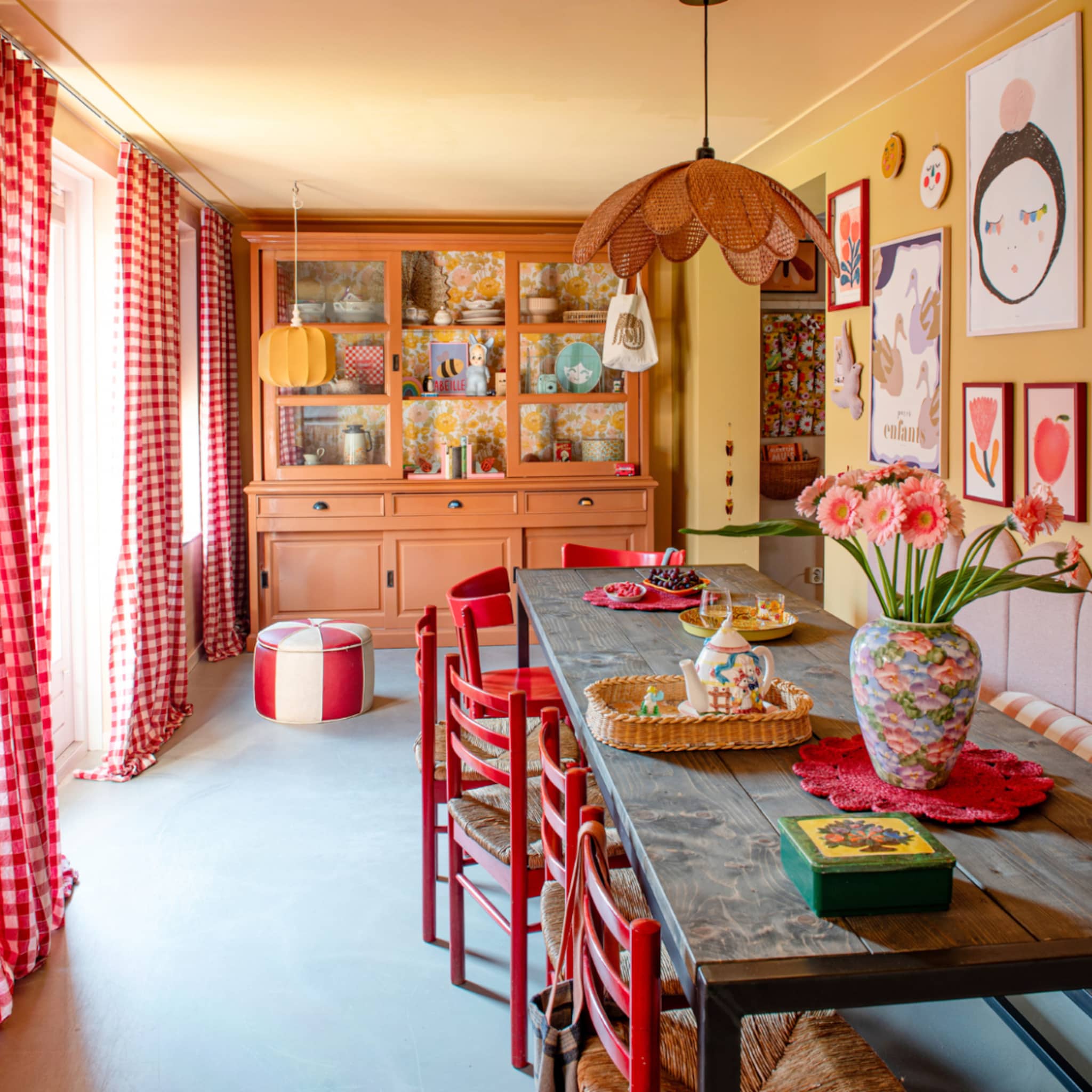 Kleurrijke eetkamer in cottagecore stijl