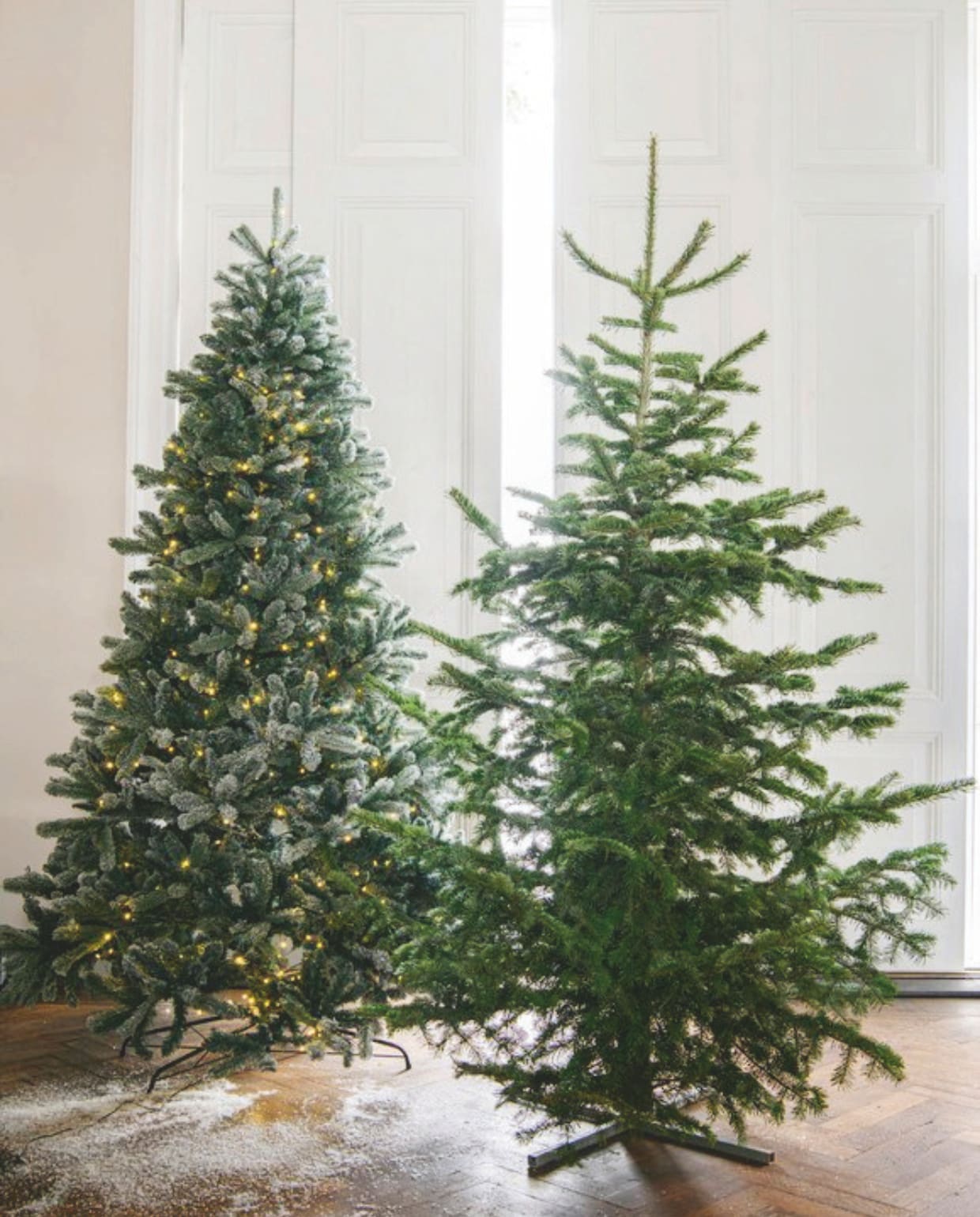 Luxe kunstkerstboom Anton Snowy, incl verlichting, 152x240 cm (Øxh) € 490,- (sirius.dk). Natuurlijke Nordmann, 240 cm (h) € 55,- (buitengoeddeboomgaard.nl). vtwonen 12-2024 | styling Marit Saladini | fotografie Louis Lemaire