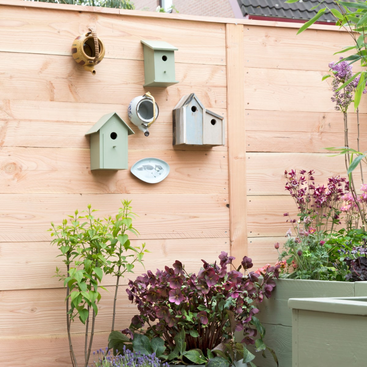 Potten Pure Cone, stonegrey, 45x36 cm (Øxh) per stuk € 69,- (www.elho.nl). Vogelhuisjes vanaf € 3,- (www.action.nl). Theepotten € 4,- (kringloop). Schaaltje van Bloomingville set van 4 € 41,70 (www.vtwonen.nl). Planten (tuincentrum). Weer verliefd op je huis aflevering 11 seizoen 6 2017 | styling Leonie Mooren | fotografie Barbara Kieboom