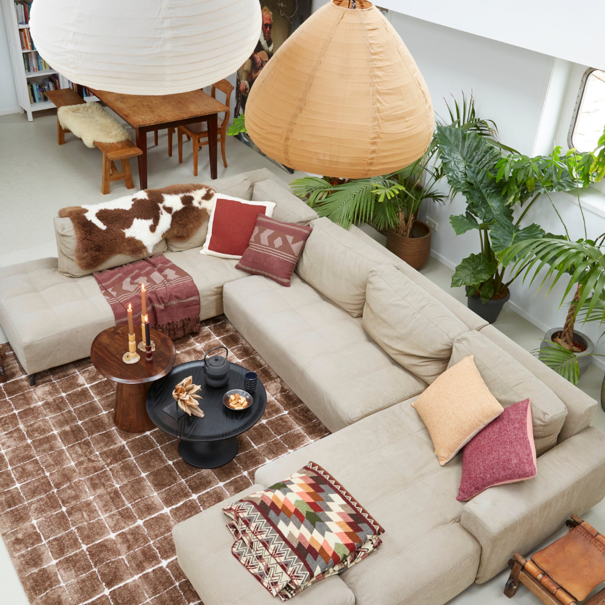 Woonboot met een woonkamer en hoekbank in bohemian stijl