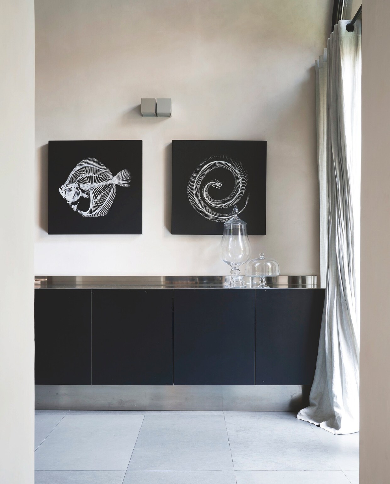 De kastfronten van de keuken zijn matzwart gelakt, het werkblad is van roestvrij staal. stijlvol wonen 07-2024 | Productie Living Inside | styling en tekst Francesca Davoli | Fotografie Fabrizio Cicconi