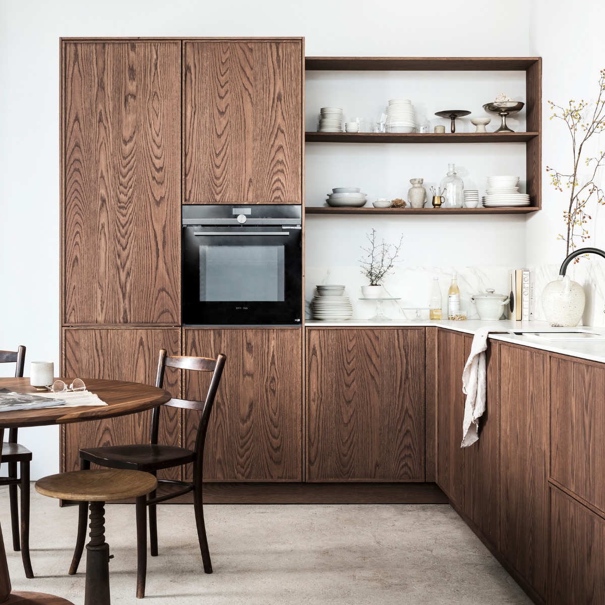 Keuken Dark Oak met spoelbak in de kleur vintage brons.

M.m.v. vtwonen.nl (pan van Sambonet, houten kookgerei van Serax), studione9en.nl (broek en blouse). Overig privébezit.  2 Keuken Basic Greige met uitschuiflades.  vtwonen 09-2022 | productie Tanja Saarberg | styling Kim van Rossenberg | fotografie Sjoerd Eickmans