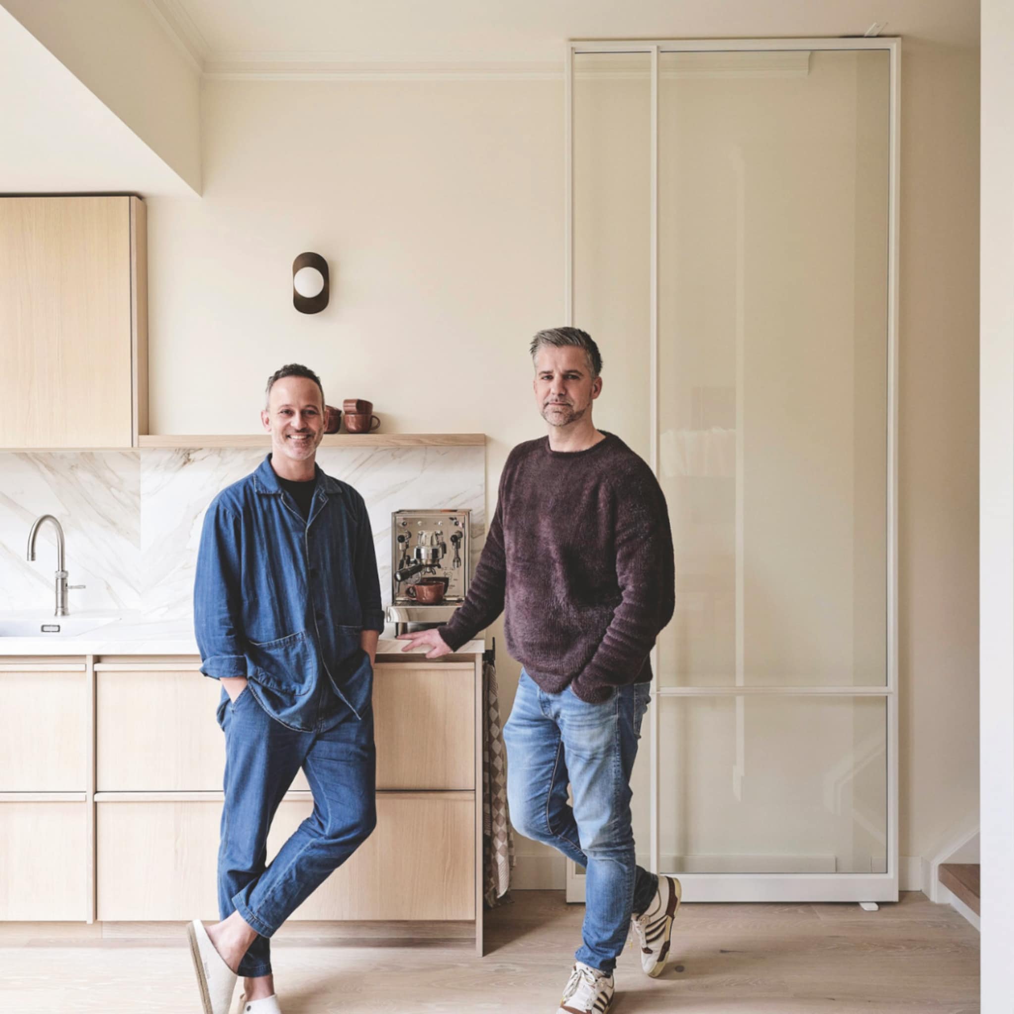 Minimalistische tussenwoning met een naturel keuken