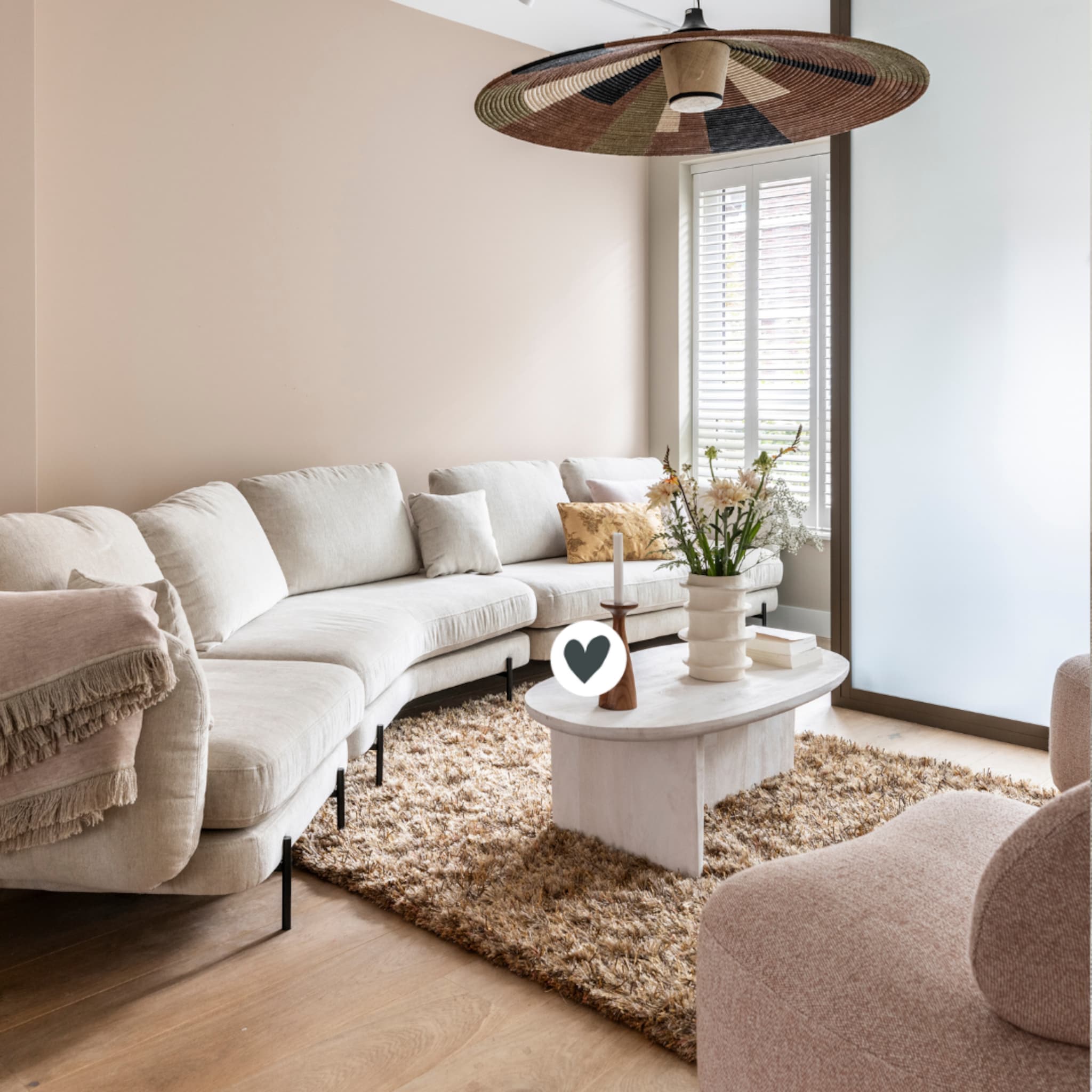 Woonkamer met taupe gekleurde wanden en een lichte kleur bank