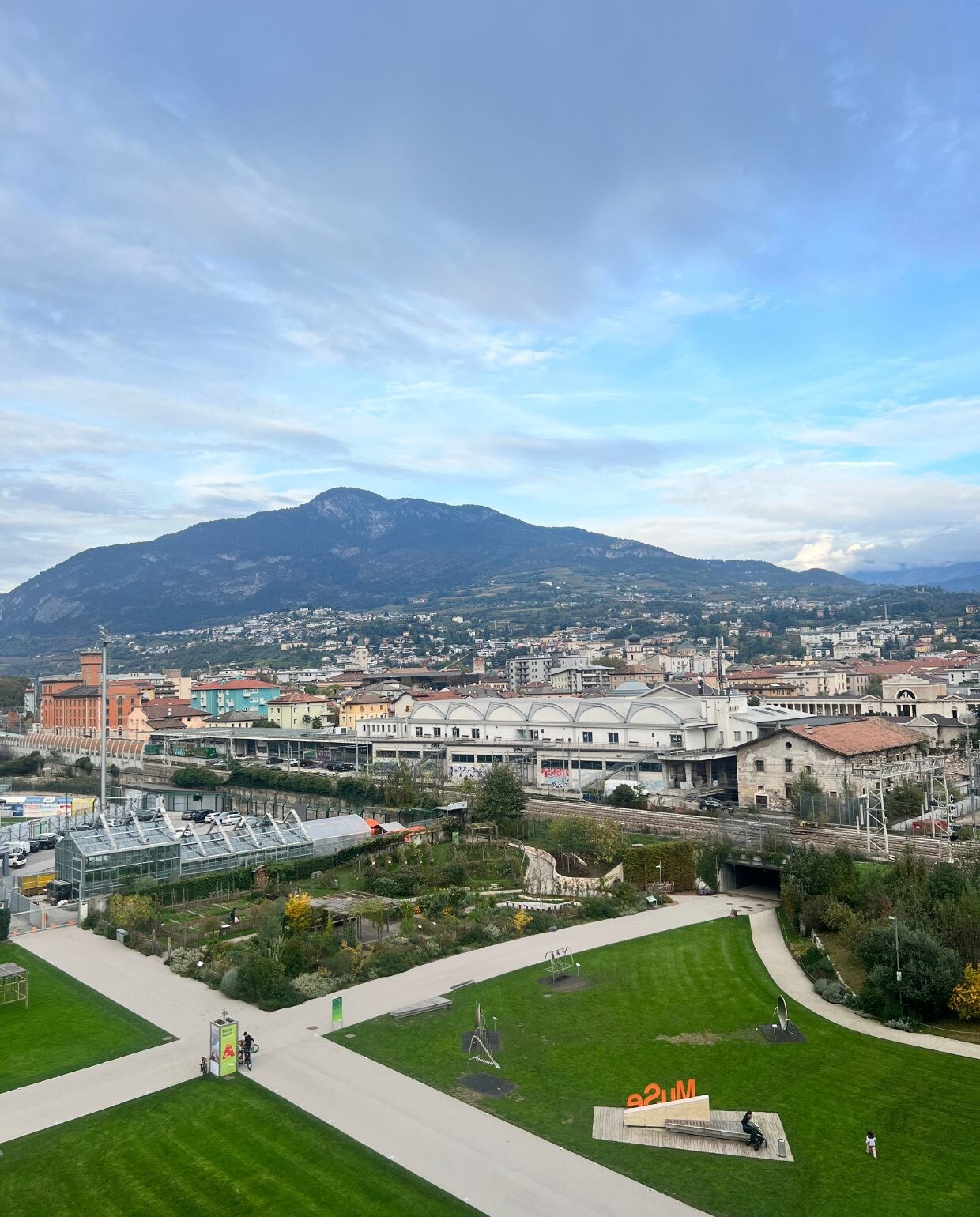Uitzicht op Trento vanaf het dak van Muse Adeline Mans
