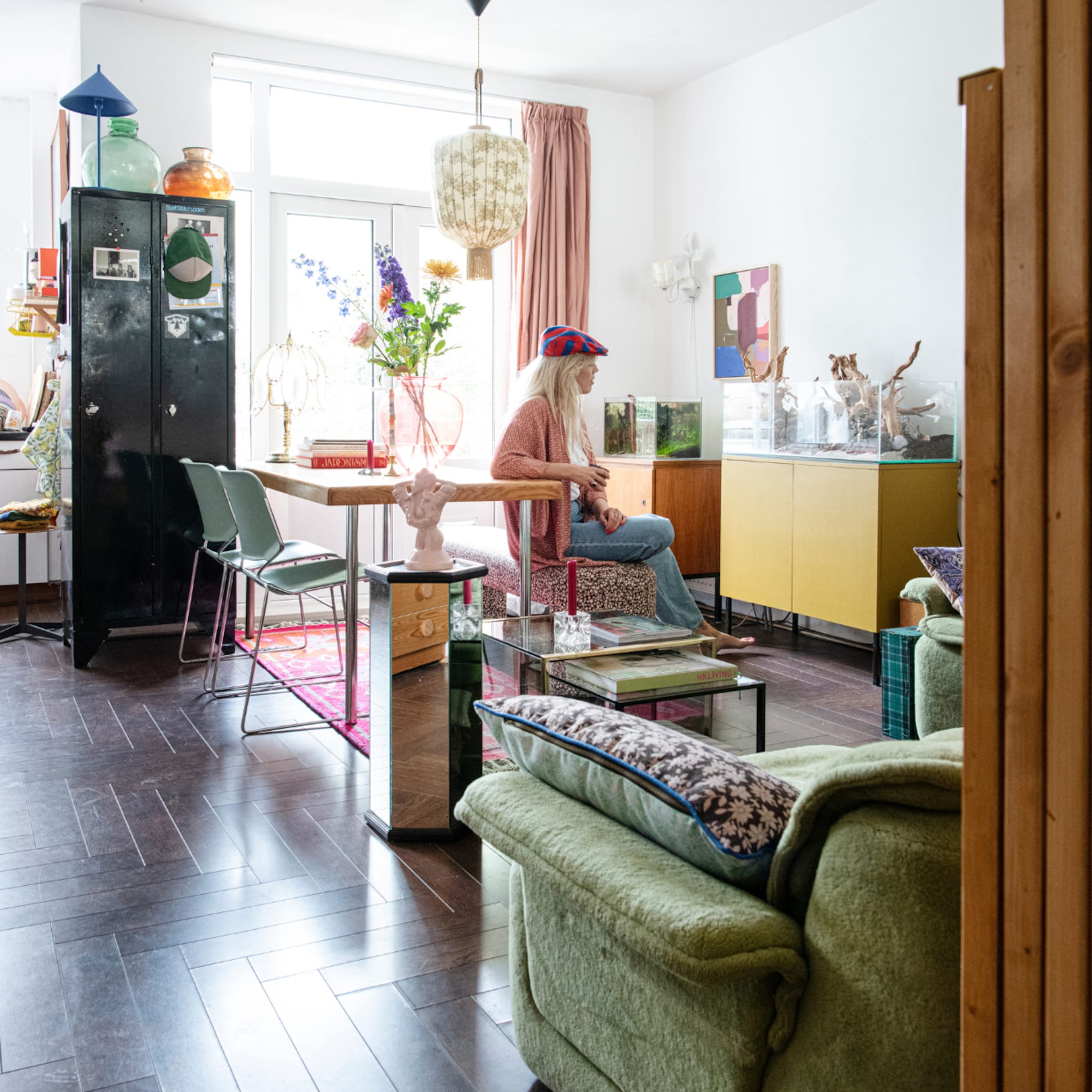 binnenkijken in een kleurrijk mini appartement