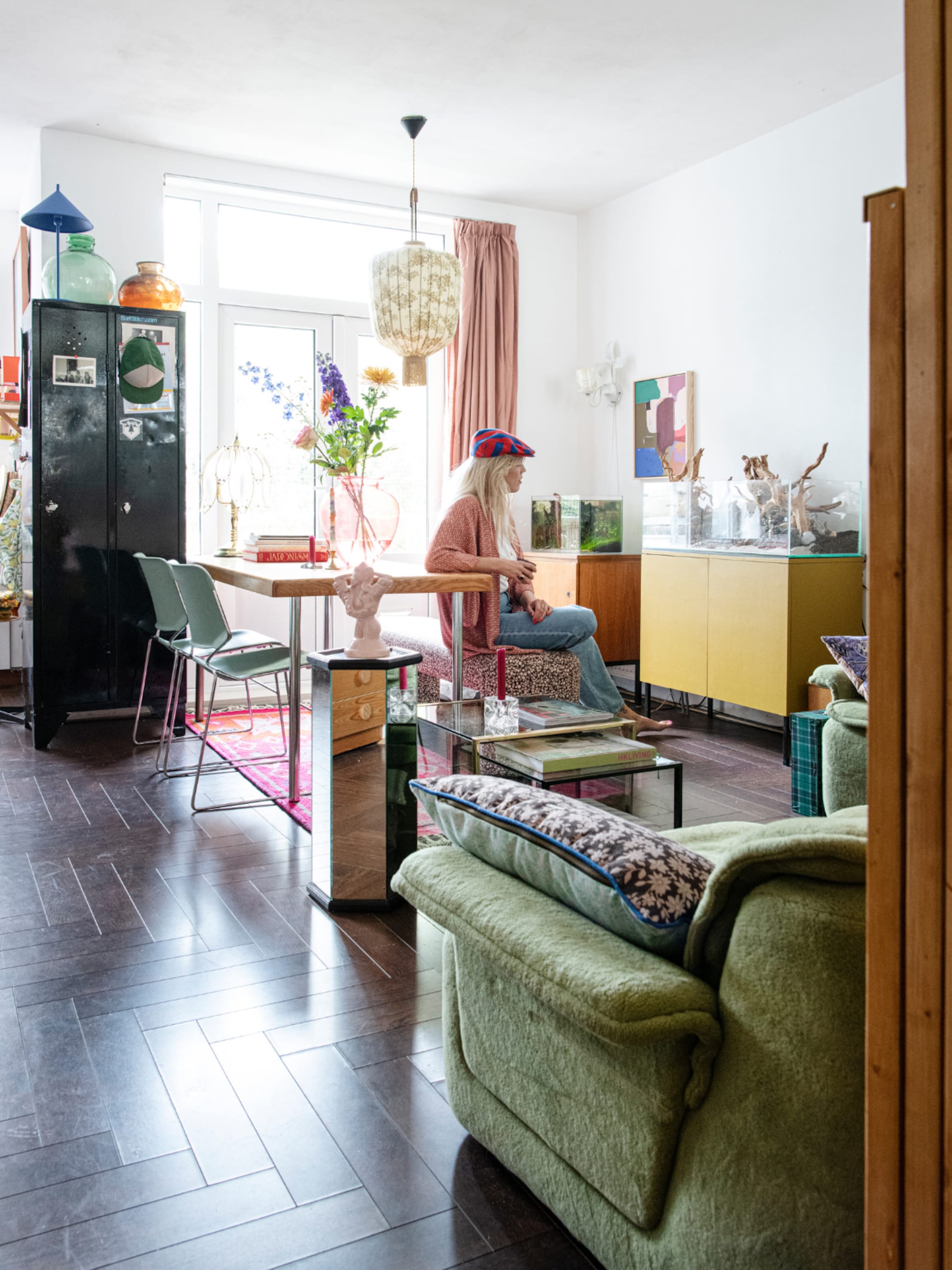binnenkijken in een kleurrijk mini appartement