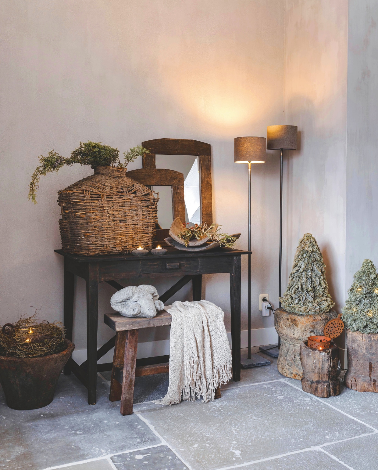 Bureau, bankje en lampen van Het Grachtenpand, spiegels van De Knotwilg Landelijk Wonen en kerstboompje van Intratuin. vtwonen landelijk 07-2024 | Styling Rust &amp; tiek | Fotografie Corine Hoge Bavel-Jansen