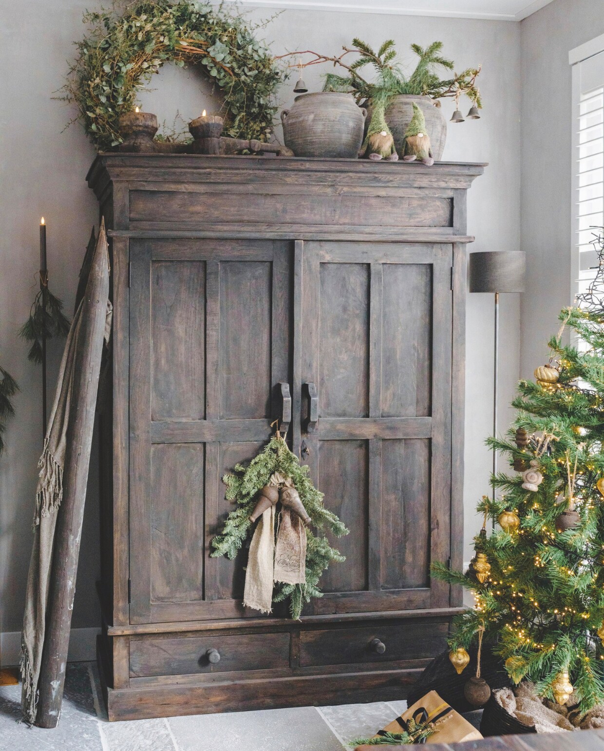 Kast en ladder van Het Olde Jagthuys. Op de kast staan potten van De Knotwilg Landelijk Wonen en fantasiewezens in kerstsfeer, gnoompjes. vtwonen landelijk 07-2024 | Styling Rust &amp; tiek | Fotografie Corine Hoge Bavel-Jansen