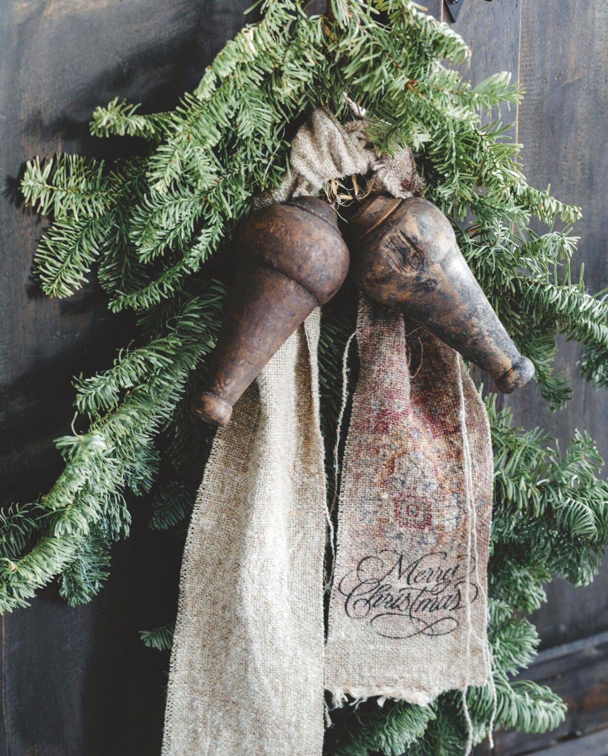 De kerstdecoratie aan de kast is gekocht bij Met Landelijk Label. vtwonen landelijk 07-2024 | Styling Rust &amp; tiek | Fotografie Corine Hoge Bavel-Jansen