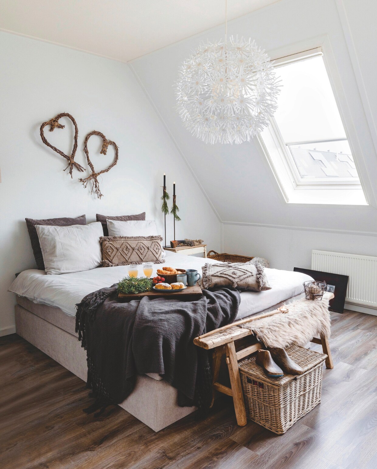 In de slaapkamer kozen Hilda en Richard voor lichte tinten. Op bed staat een houten dienblad met kommen van Rust &amp; tiek. Ook het bankje voor het bed komt daarvandaan. vtwonen landelijk 07-2024 | Styling Rust &amp; tiek | Fotografie Corine Hoge Bavel-Jansen