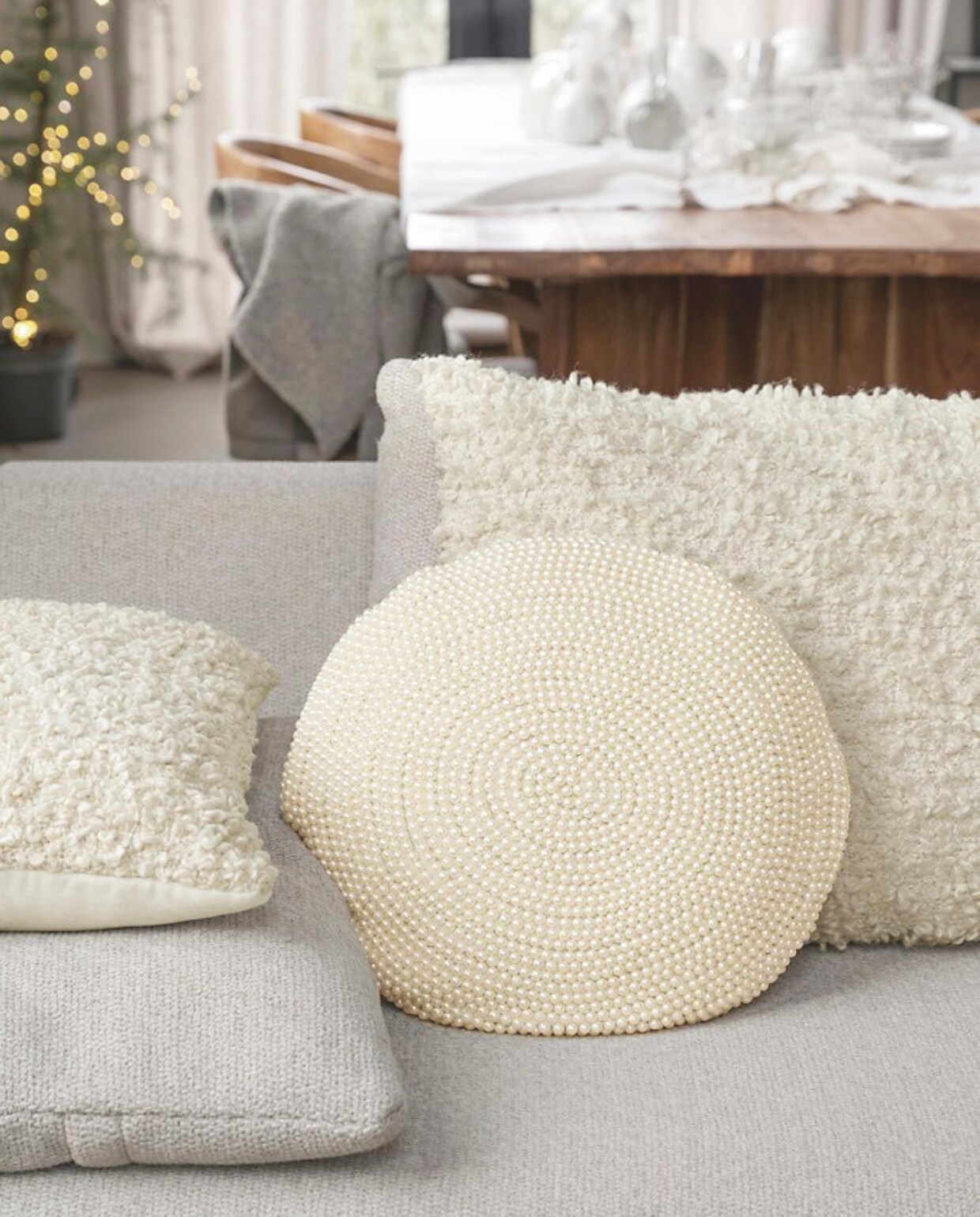 Bouclé kussen, 30x50 cm € 39,95 en 50x70 cm € 59,95. Kussen met parelkralen, 40 cm (Ø) € 59,95. vtwonen 12-2024 | styling Kim van Rossenberg | fotografie Stan Koolen