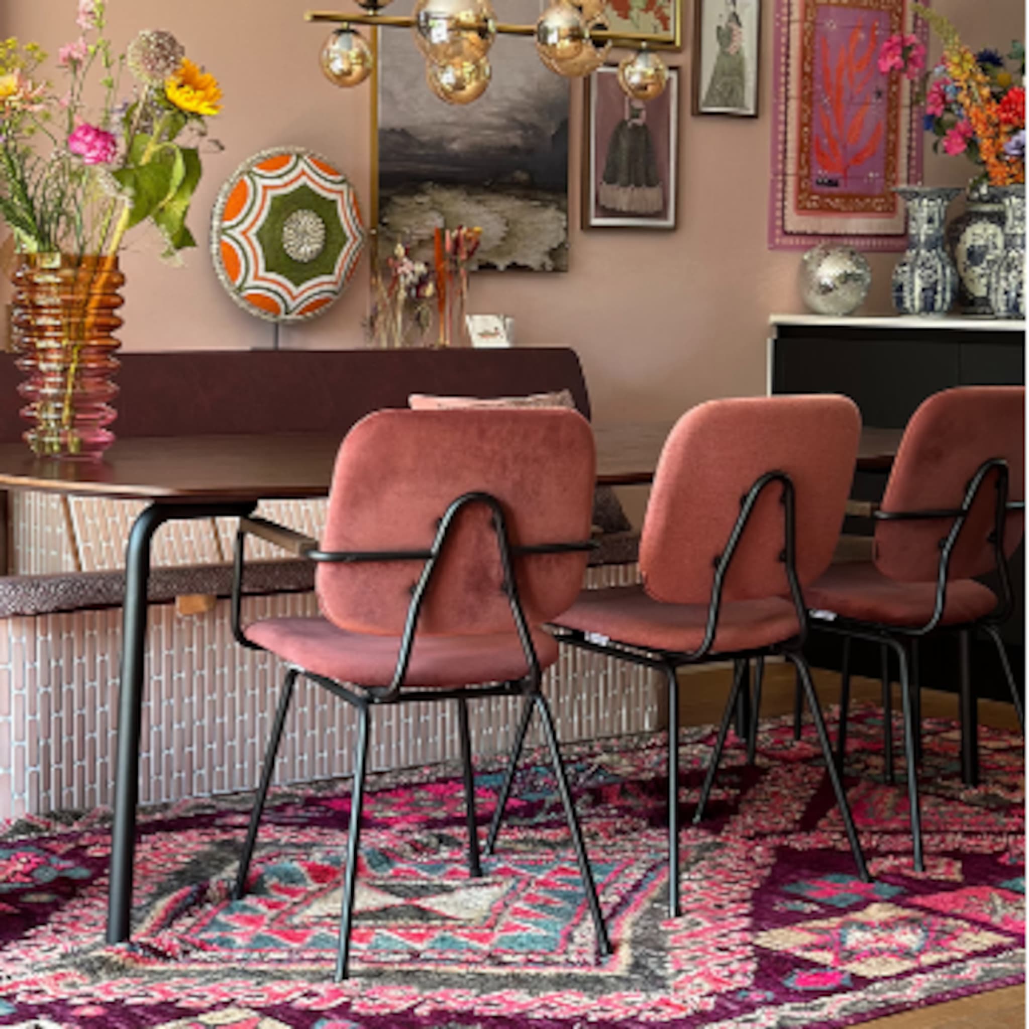 Roze eetkamer met een DIY-eetkamerbank