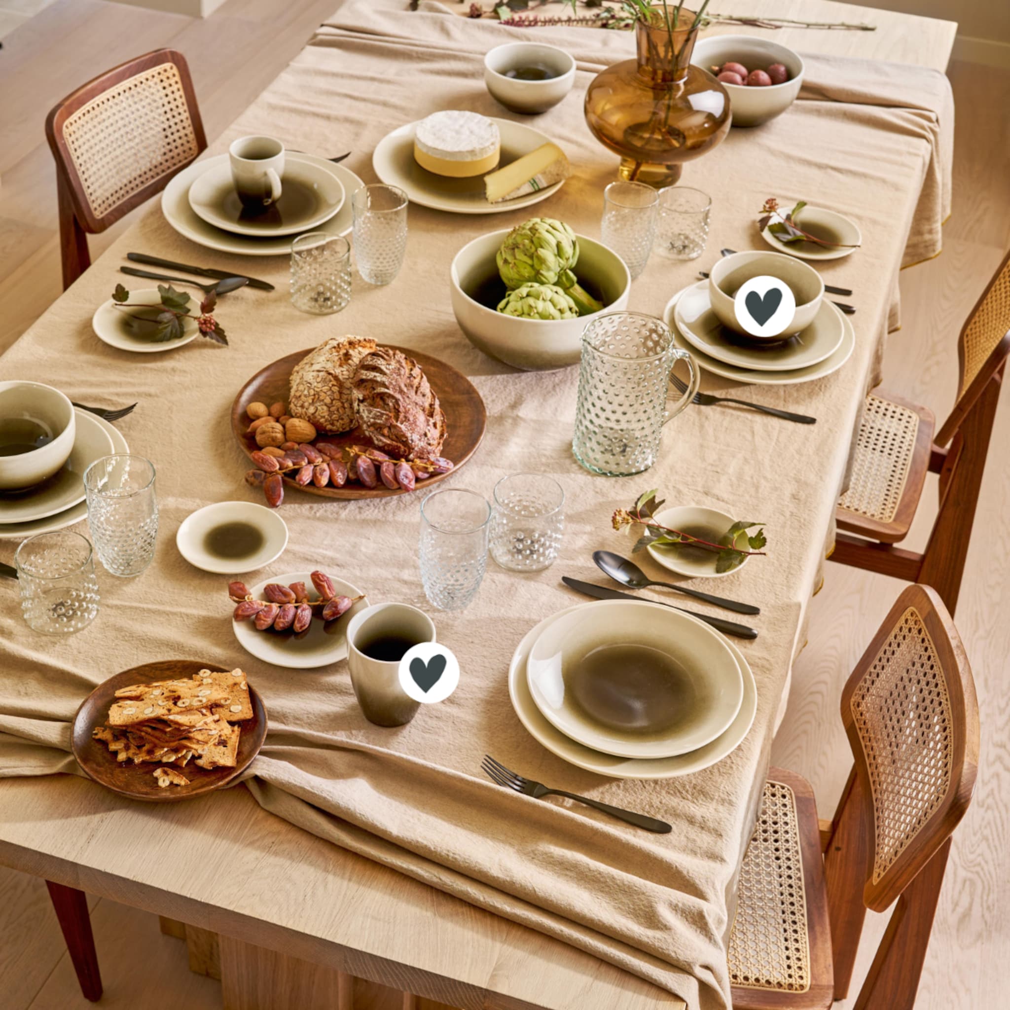 Gezellige eettafel met producten van vtwonen collectie