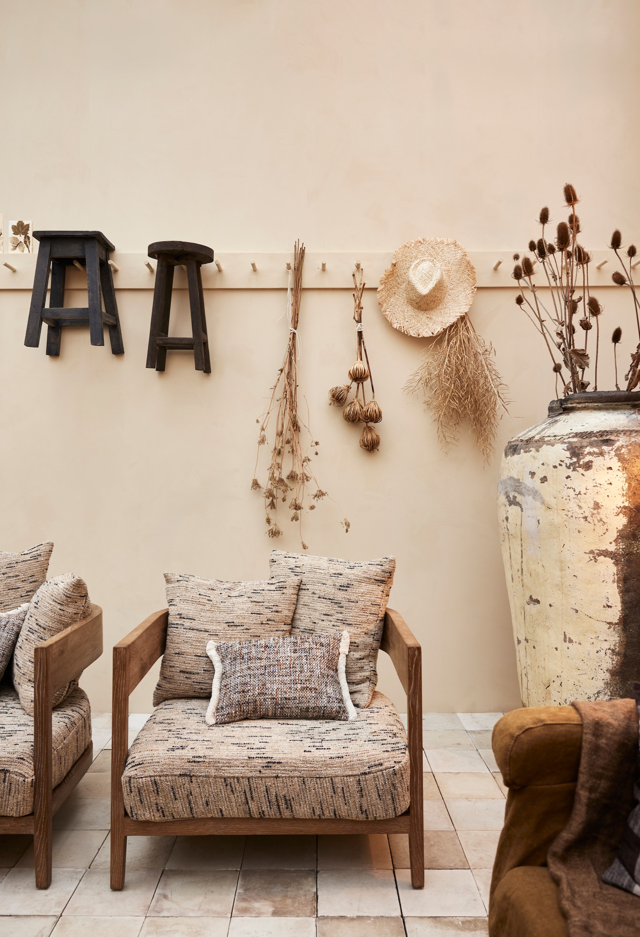 Muurverf Fresco Kalkverf in Sahara Dust van Pure & Original. Muurverf op vrijstaande tussenmuur Marrakech Walls in Sahara Dust van Pure & Original. Oude Franse cementtegels van Jan van IJken Oude Bouwmaterialen, op maat gemaakt. Kussens op fauteuils gestoffeerd met stof Minerve Natural van Designers Guild via Wilhelmine van Aerssen Agenturen. Kussens op fauteuils Pradelles Zinc Textured Weave van Designers Guild via Wilhelmine van Aerssen Agenturen. vtwonen beurs 2024 | styling Marianne Luning | fotografie Alexander van Berge