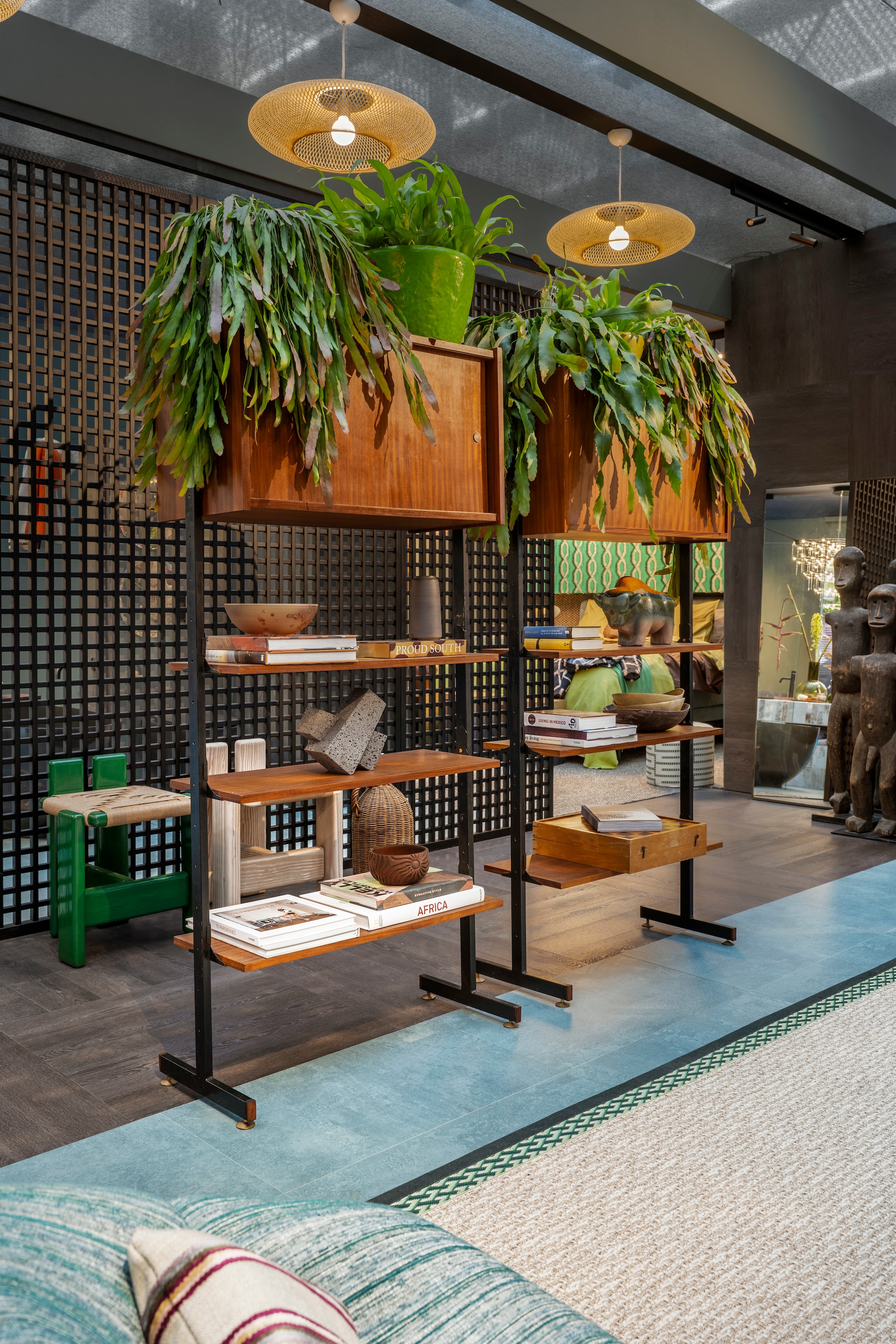 Italiaanse vintage room-divider van Ted Gallery. Ga voor productinformatie naar vtwonen.nl/vtwonenbeurs en klik op alle productinformatie van Kelly’s Mid-Century Design. vt wonen&amp;design beurs 2024 | styling Kelly van Gendt | fotografie Stan Koolen