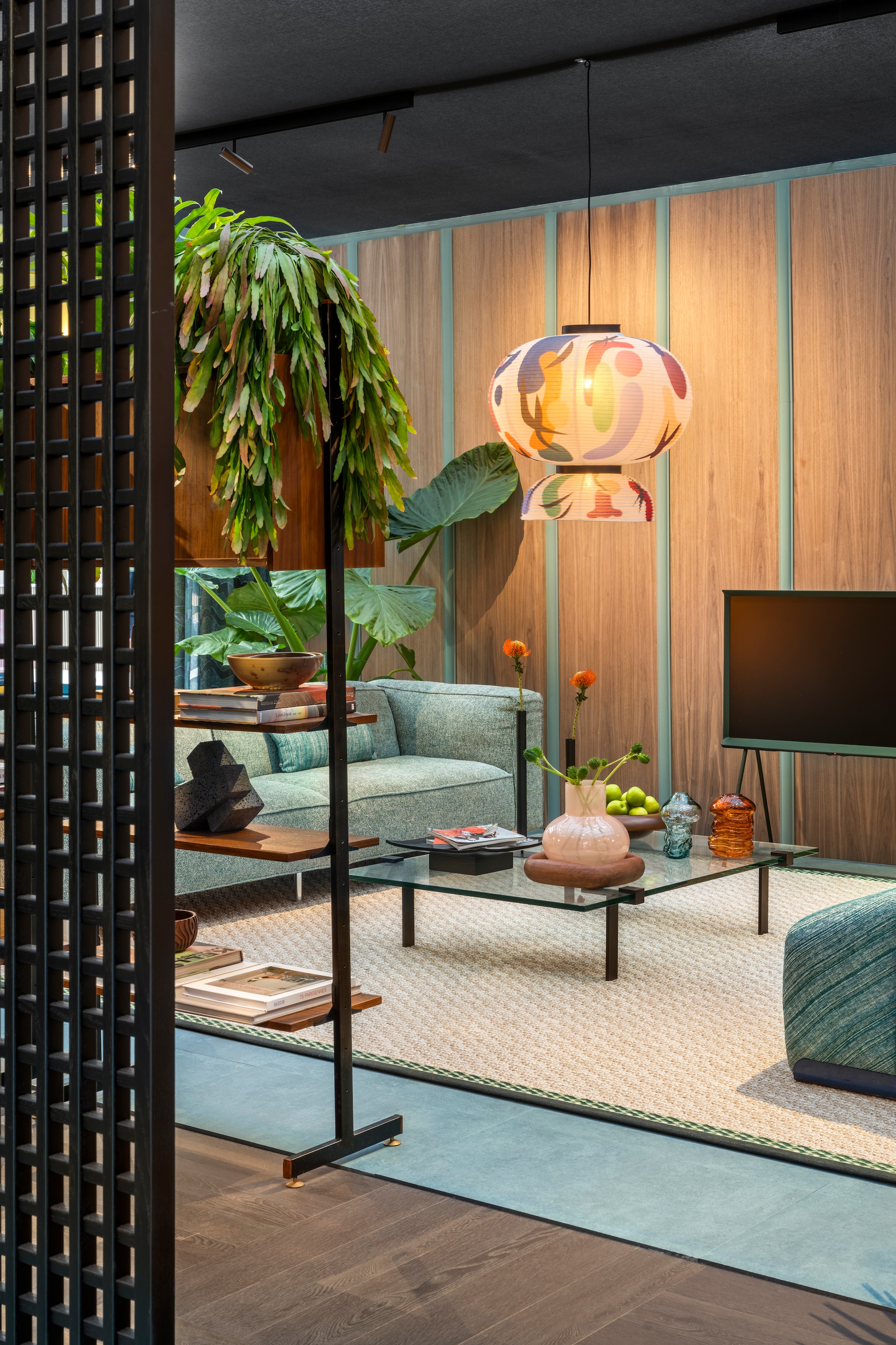 Houten wandpanelen Walnoot van Noakk. Ga voor productinformatie naar vtwonen.nl/vtwonenbeurs en klik op alle productinformatie van Kelly’s Mid-Century Design. vt wonen&amp;design beurs 2024 | Styling Kelly van Gendt | Fotografie Stan Koolen