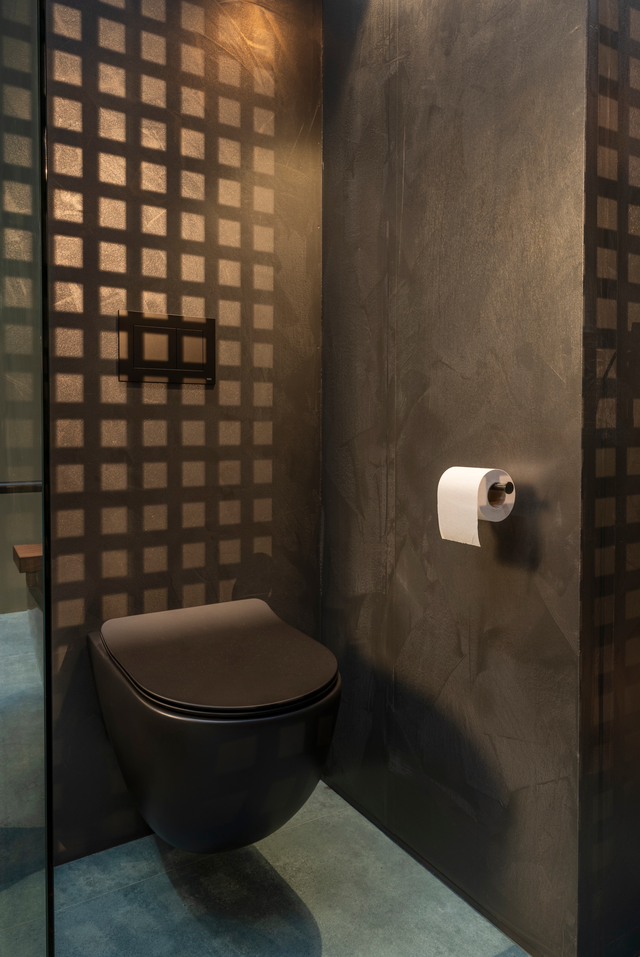 Maatwerk glazen douchewand met beslag Gun metal, prijs op aanvraag, keramieken toilet mat zwart van Artceram (mastello.nl). vtwonen 01-2025 | fotografie Stan Koolen | styling Kelly van Gendt