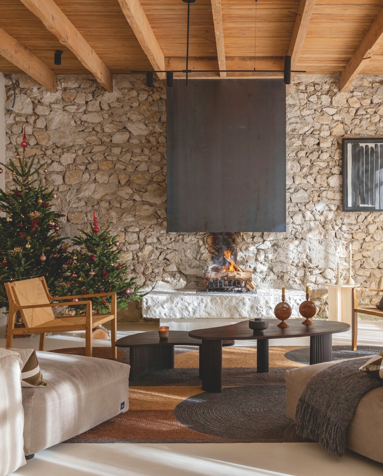 Gepolijste betonvloer in ivoorkleur vanAd Lucem. Lage banken Vetsak, houten stoelen Andrea House, plafondlamp Westwing, salontafels Ethnicraft, wandkunstwerk links zelfgemaakt, ingelijst kunstwerk Jean Bosc. vtwonen 12-2024 | styling Marie-Maud Levron | fotografie Cecile Perrinet-Lhermitt