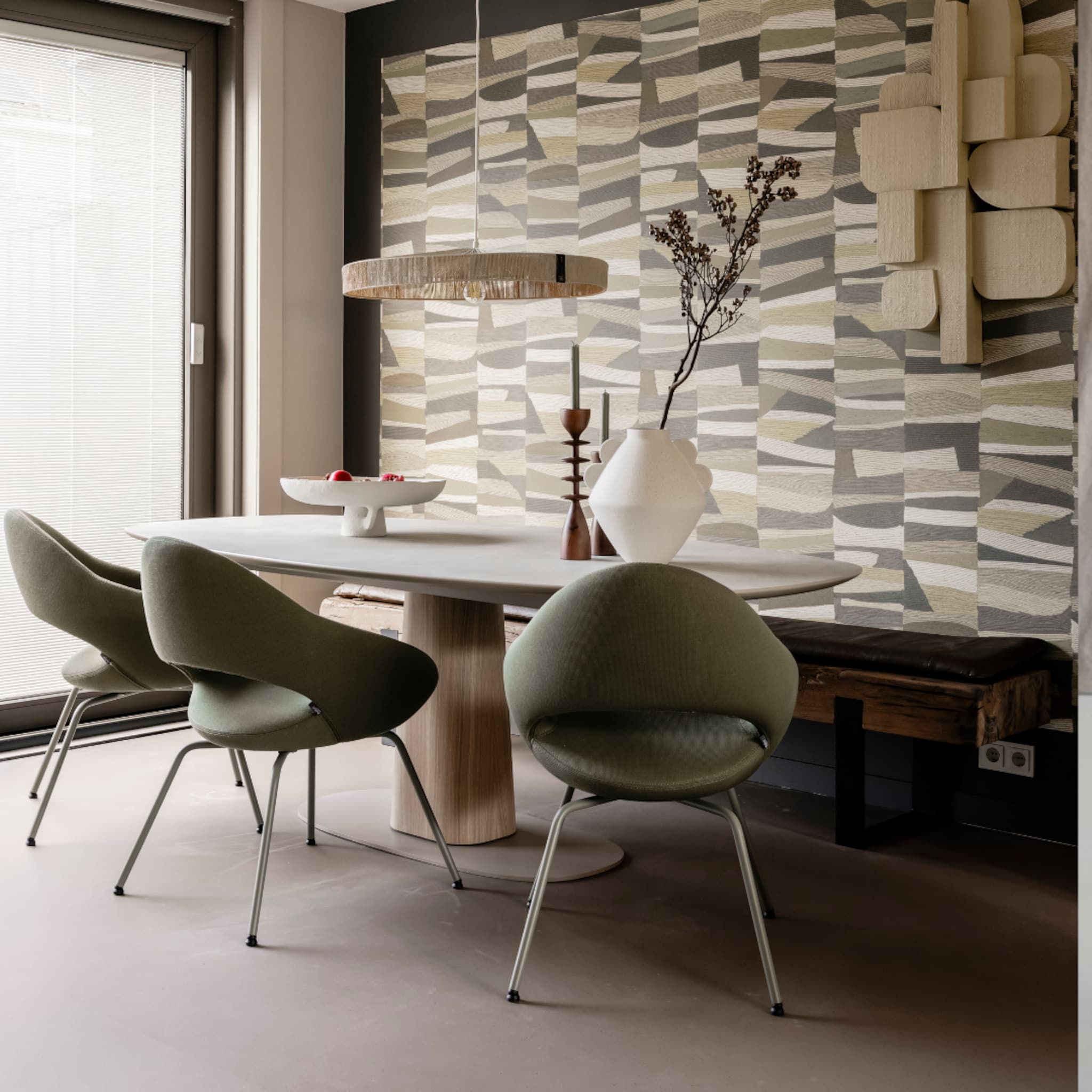 Weer verliefd op je huis: eetkamer met groene stoelen en behang op de muur