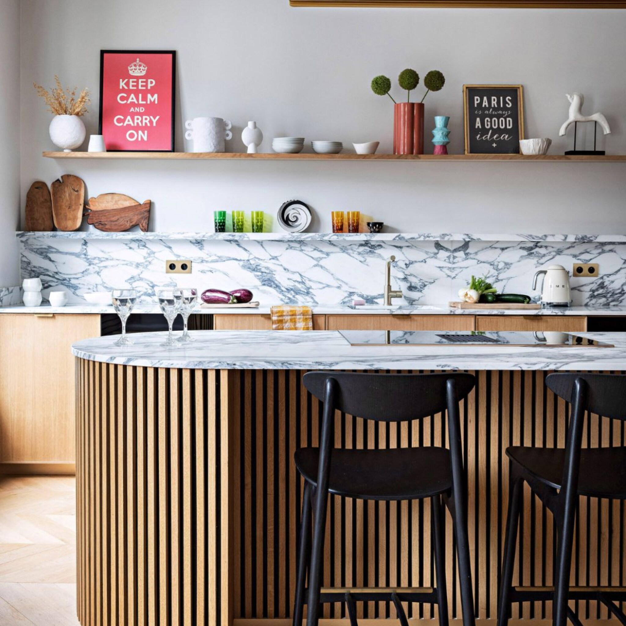 Appartement in Parijs met een moderne houten keuken en chic marmeren werkblad