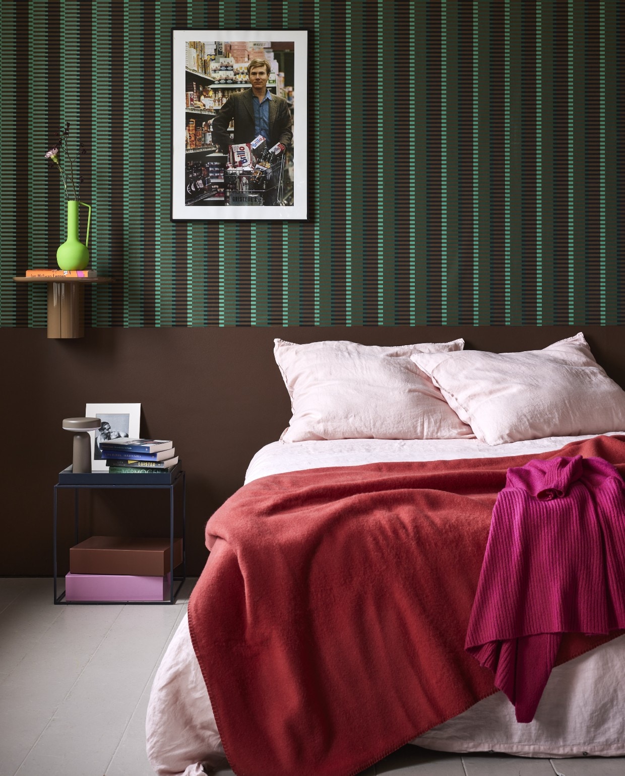 bordeaux stylen paars rood fietje beddengoed blauw behang colorblock sprei vtwonen styling geel slaapkamer plaid roze kleurenmix vtwonen