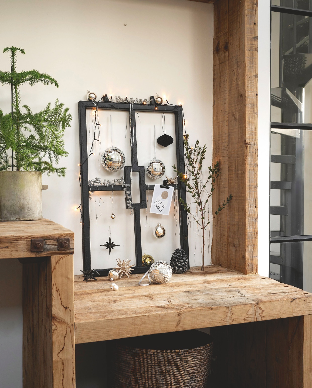 Discoballen vtwonen, oude collectie (vtwonen.nl/shop). Kerststerren (intratuin.nl). Kerstboom in pot lokale bloemist. Overig privébezit. vtwonen 12-2024 | styling Kelly van Gendt | fotografie Stan Koolen | m.m.v. De Kringloper Naarden