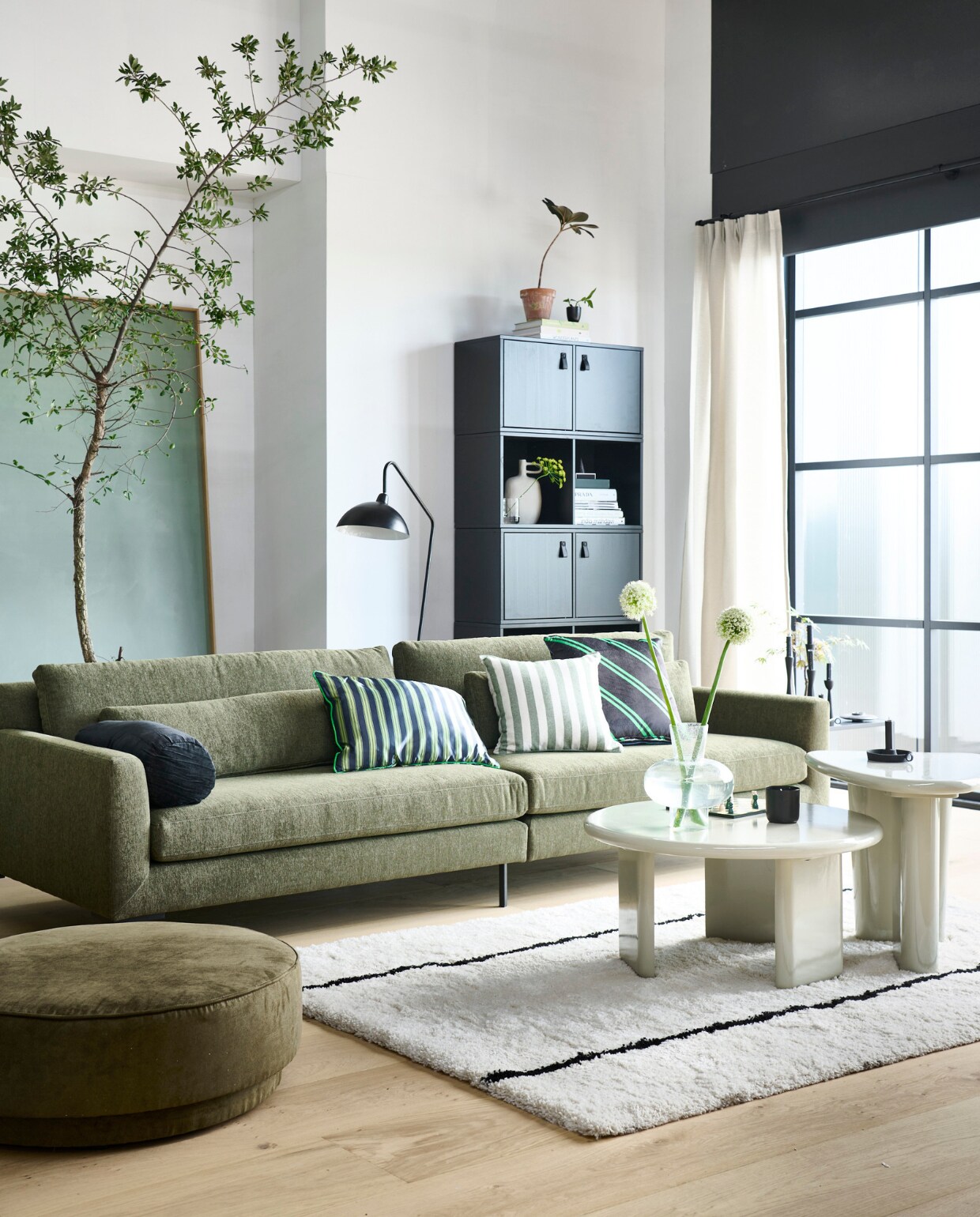 vtwonen collectie. Vloer Parket XL Eiken naturel geolied per m2 € 94,95. Vloerkleed Black Stripes vanaf € 179. Fauteuil Lofty in lichtgrijs € 279,-. Salontafel Beach Small vanaf € 319,-. 4-zits bank Hang Out in stof nr. 162 € 1189,-. Kussens vanaf € 39,95. Vloerlamp Orion zwart € 147,50. Kast Lower Case in zwart, samen te stellen met losse onderdelen vanaf € 119,-. Kasten Basic (beschikbaar vanaf januari 2023). JA | vtwonen catalogus 2022-10