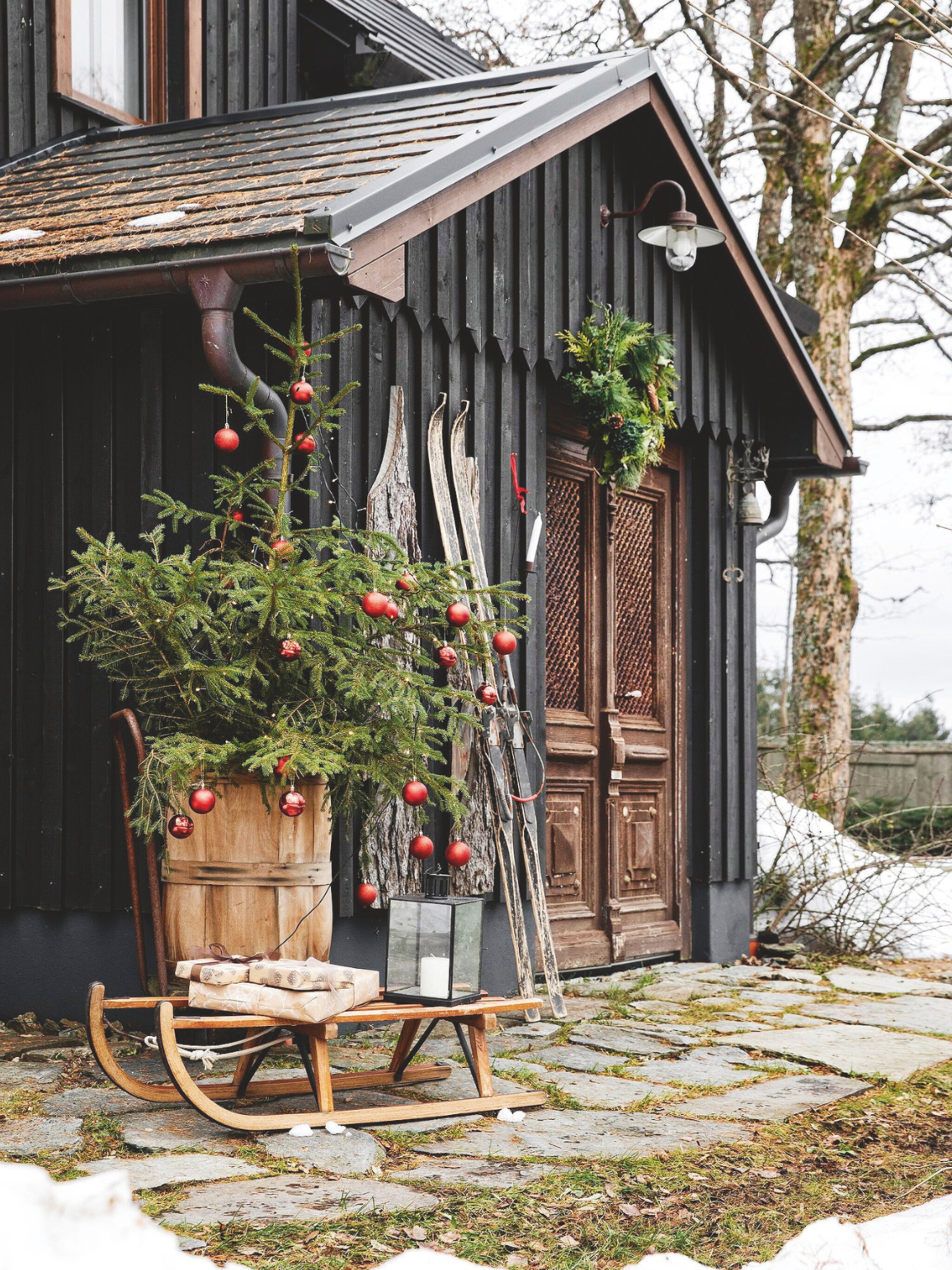 binnenkijken in een berghut met kerstsfeer