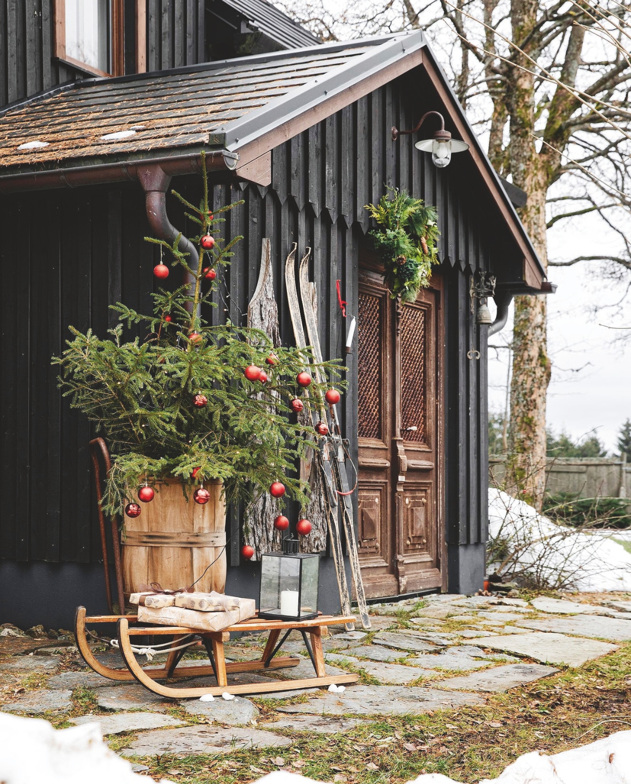De donker gebeitste vurenhouten gevel is gerestaureerd. zo bleef de originele uitstraling behouden. vtwonen landelijk 07-2024 | styling Miriam Hannemann | fotografie André Reuter