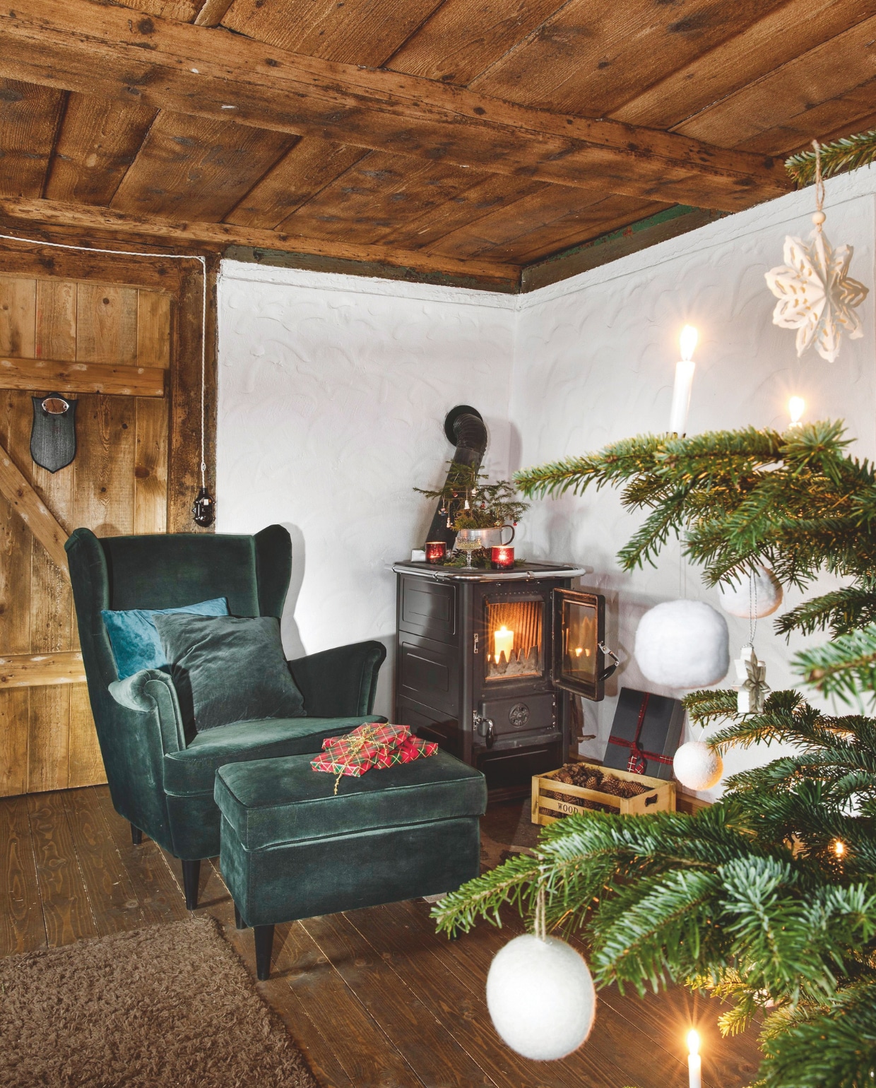 Naast de velvet stoel staat een sfeerverhogende vintage kachel. vtwonen landelijk 07-2024 | styling Miriam Hannemann | fotografie André Reuter