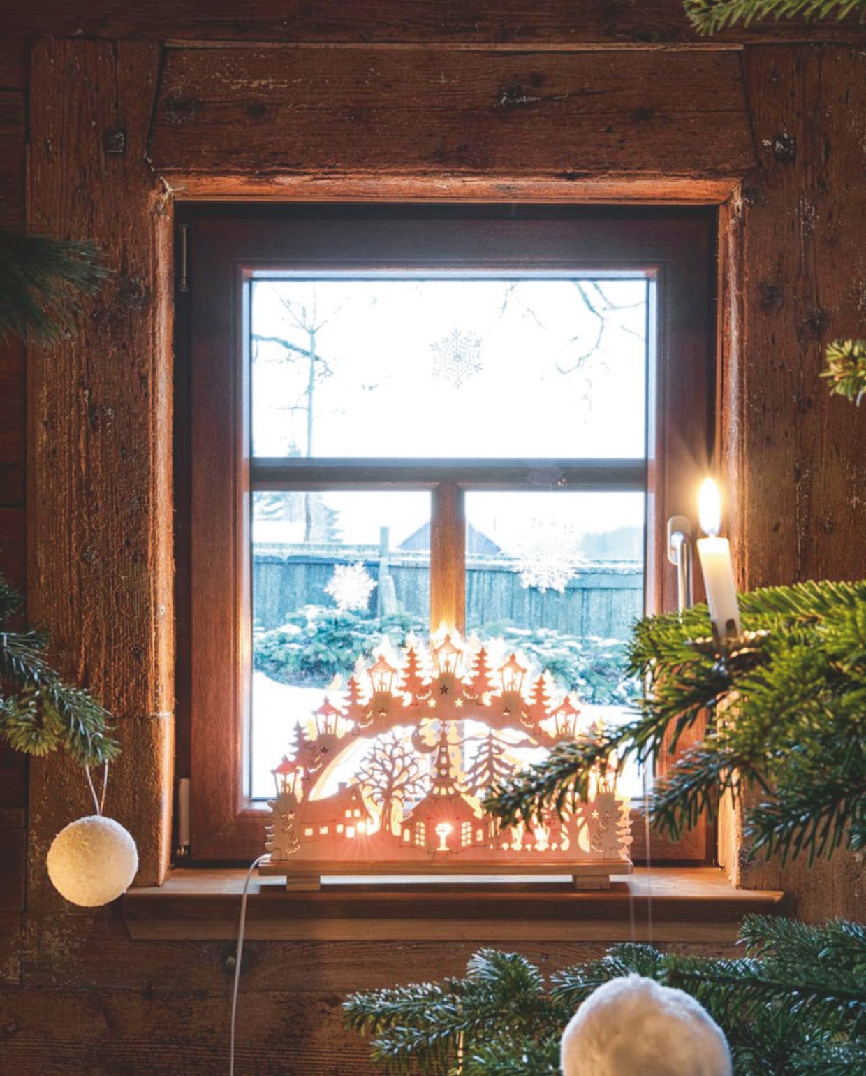 Veel ramen in het Vogtland worden tijdens de kerstperiode verlicht met een schwibboog, een traditioneel gesneden houten sierboog. vtwonen landelijk 07-2024 | styling Miriam Hannemann | fotografie André Reuter
