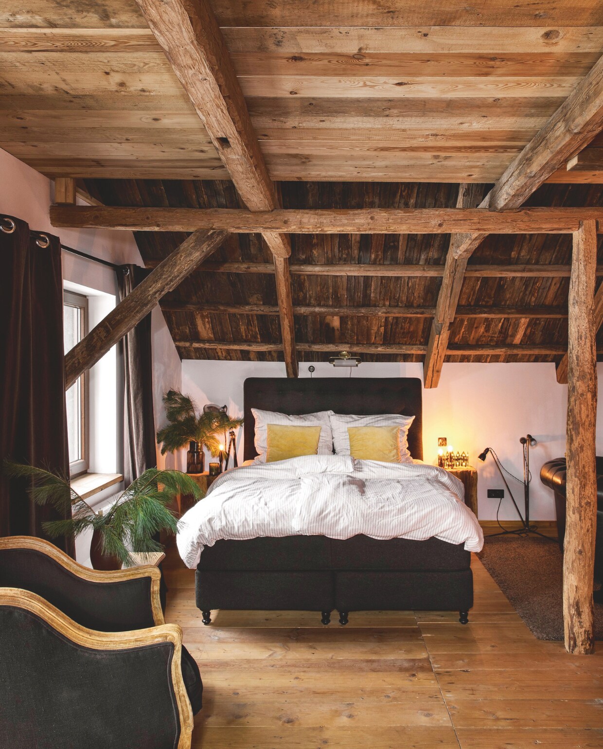 Oliver en Daryja brachten hun motto ‘alles moet van de hoogste standaard zijn, zodat je je ook op vakantie thuis voelt’ tot leven door in elke gastenkamer een knus bed met een goede matras te plaatsen. vtwonen landelijk 07-2024 | styling Miriam Hannemann | fotografie André Reuter