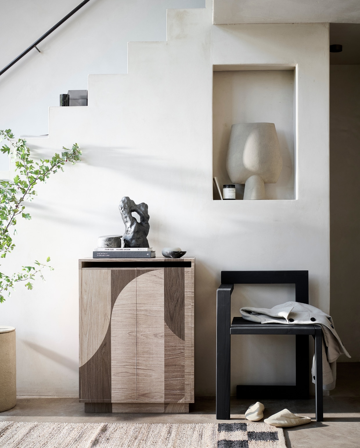 Aluminium ornament Grotto van Ferm Living € 159,99 (vtwonen.nl/shop). Juten vloerkleed, 70x250 cm € 49,99, marmeren pot € 29,99, metalen beige pot € 9,99 (hm.com). Keramieken vaas Sphere, 33x14x43 cm (bxdxh) € 169,- (101cph.com). Katoenen sloffen € 25,99 (zarahome.com). Overig privébezit. vtwonen special DIY 09 | styling en uitvoering Sanne Ketelaar | fotografie Sjoerd Eickmans