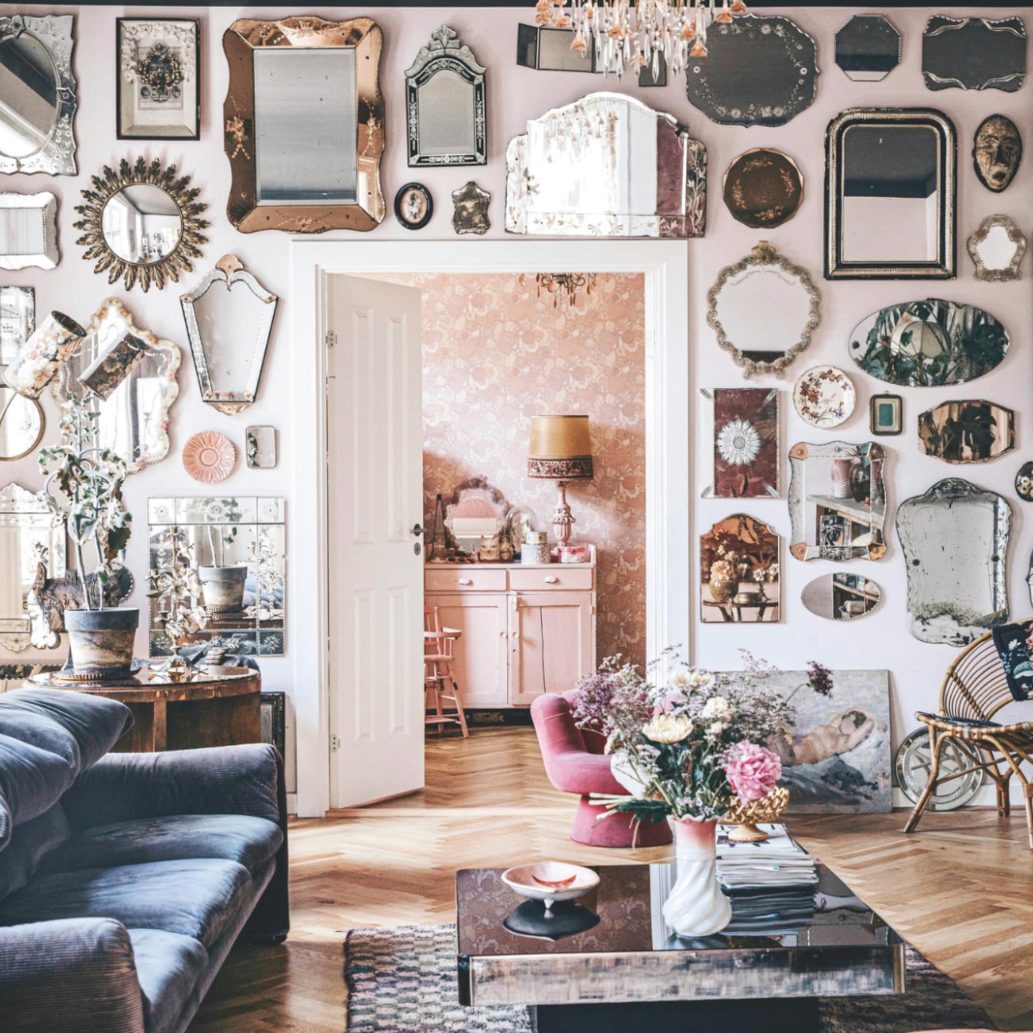 Brocante woonkamer met een spiegelwand