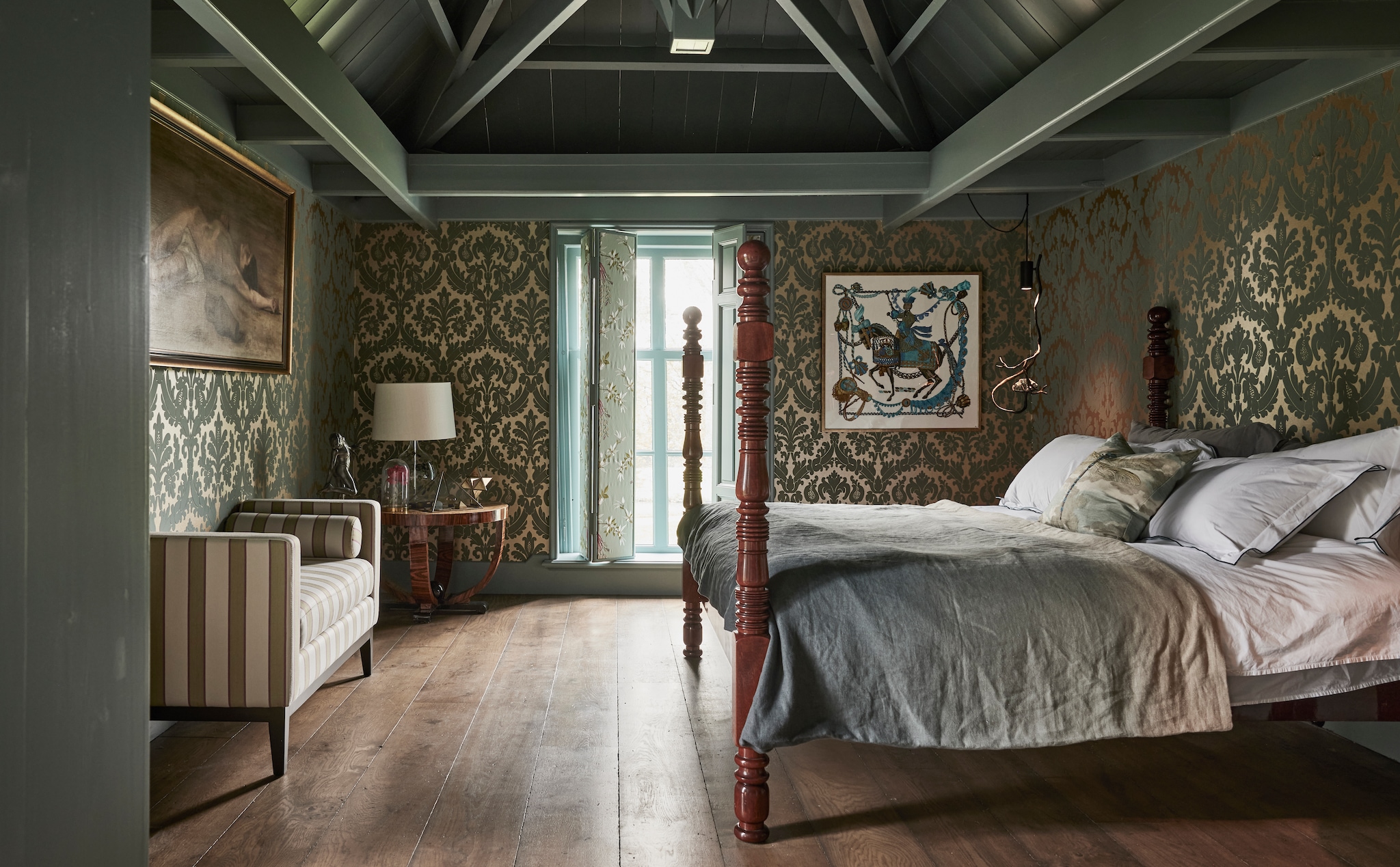 Stof luiken Paradiso Nina Campbell via Osborne &amp; Little. Bankje Jacob in stof Rayure Portissol Nobilis. Behang Trefoil uit Royal Collection Designers Guild. Tafellamp William Yeoward. Art-decotafelveiling. Kunst: schilderij Ismaël in de woestijn en ingelijste sjaal van Hermès.  Lamp naast bed Brand Van Egmond. Bed Ralph Lauren. Beddengoed Astor en sprei Padua van Designers Guild. Kleur houtwerk Kerkgrijs licht en Kerkgrijs Midden Vettewinkel. Houten vloerdelen van landgoed Twickel. vtwonen landelijk 01-2025 | styling Marianne Luning | fotografie Alexander van Berg | tekst Merel van der Lande