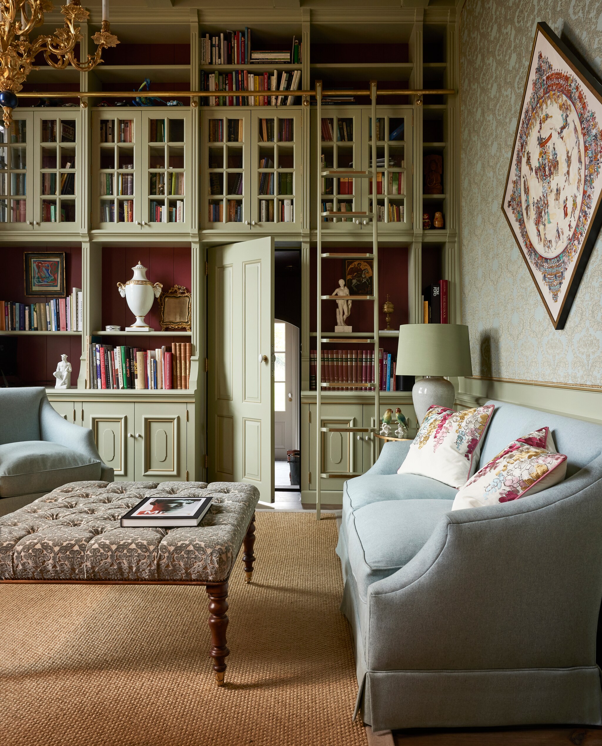 Boekenkast inclusief ladder, op maat gemaakt door Hans Tinga. Houtkleur Berkengroen zeer licht 120 Vettewinkel. Wandbespanning Lassay van Nobilis door Wilhelmine van Aerssen Agenturen. Bank en fauteuil Saint Simon in Mont-Blanc Nº2 Nobilis. Kussens Lupins Nina Campbell. Stof footstool Charles II Velvet uit Royal Collection Designers Guild. Lamp en bijzettafel Vaughan Designs. Vogeltjes Maison. Ingelijste sjaal Hermès. Vloerkleed Wilhelmine van Aerssen Agenturen. Kroonluchter vergulde 18de-eeuwse Jupiter kroonluchter. vtwonen landelijk 01-2025 | styling Marianne Luning | fotografie Alexander van Berg | tekst Merel van der Lande